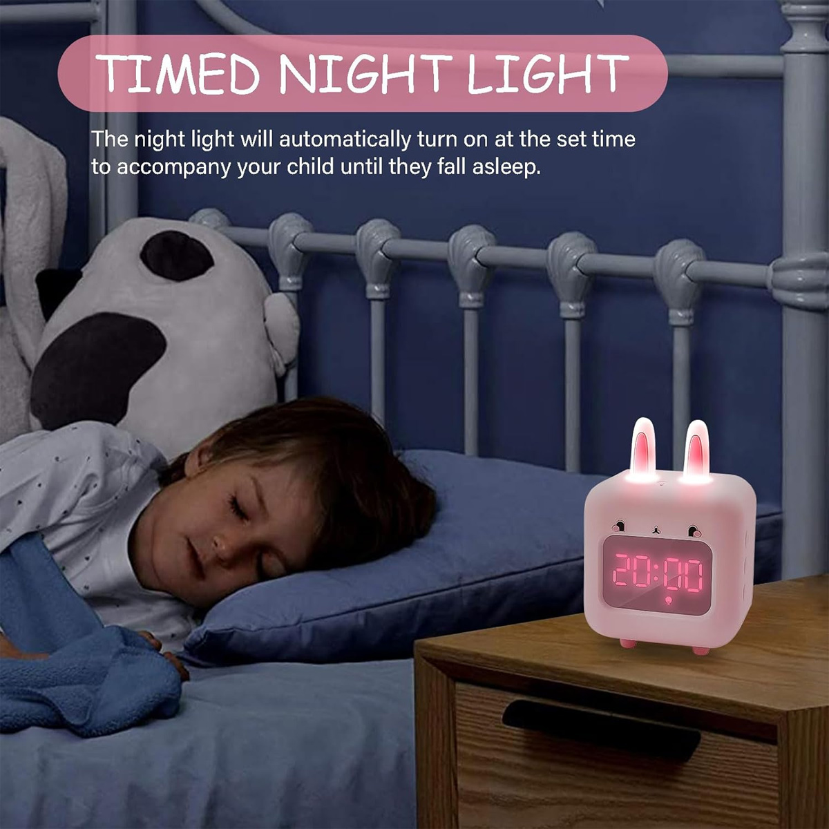 Ein Kind schläft im Bett neben einem rosa Hasen-Wecker, der 20:00 Uhr anzeigt.