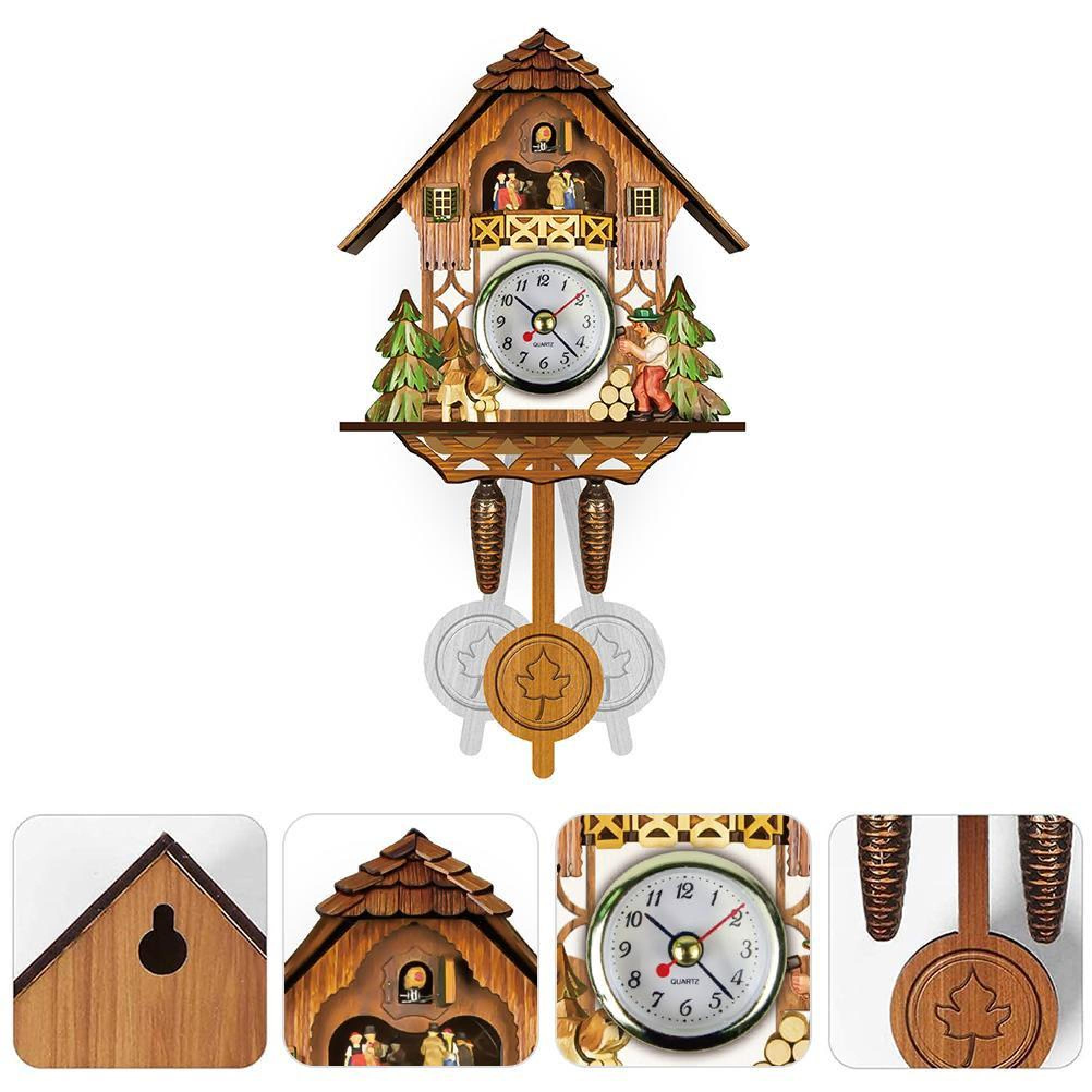Eine Holzuhr im Schwarzwalddesign mit Figuren, Bäumen, Pendel und Zapfen.