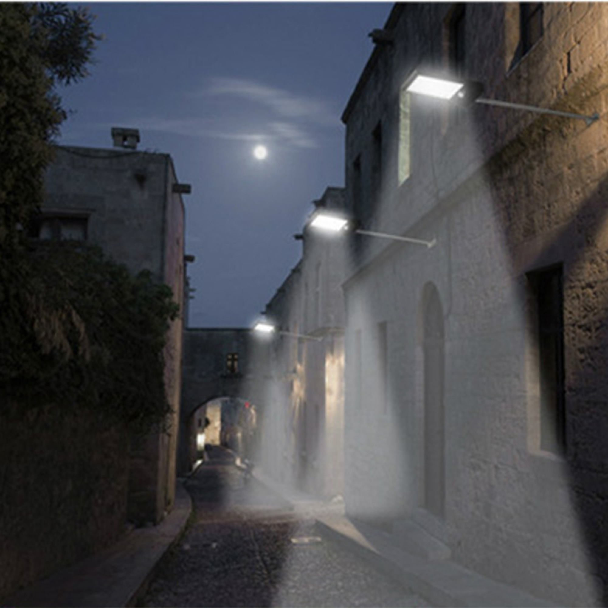 Nächtliche Gasse mit Steinmauern, Mondlicht und modernen Wandleuchten.