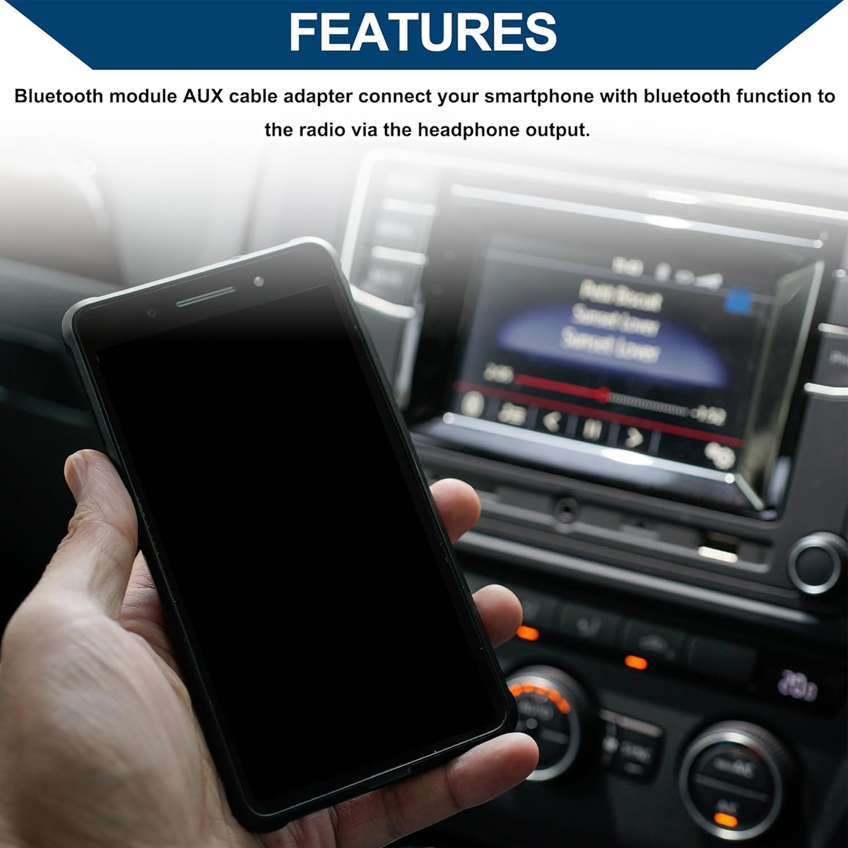 Hand hält ein Smartphone vor ein Autoradio-Display.