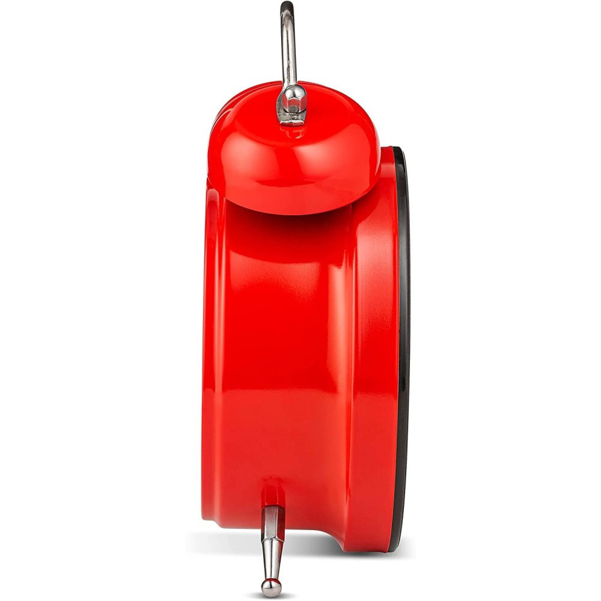 Ein roter Wecker mit silbernem Griff und Hammer auf weißem Hintergrund.