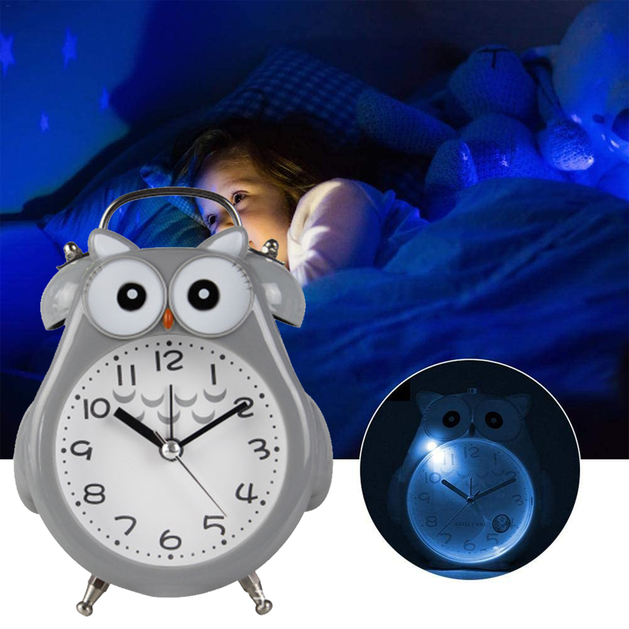 Ein Kind schläft im Bett mit einem grauen Eulenwecker im Vordergrund.