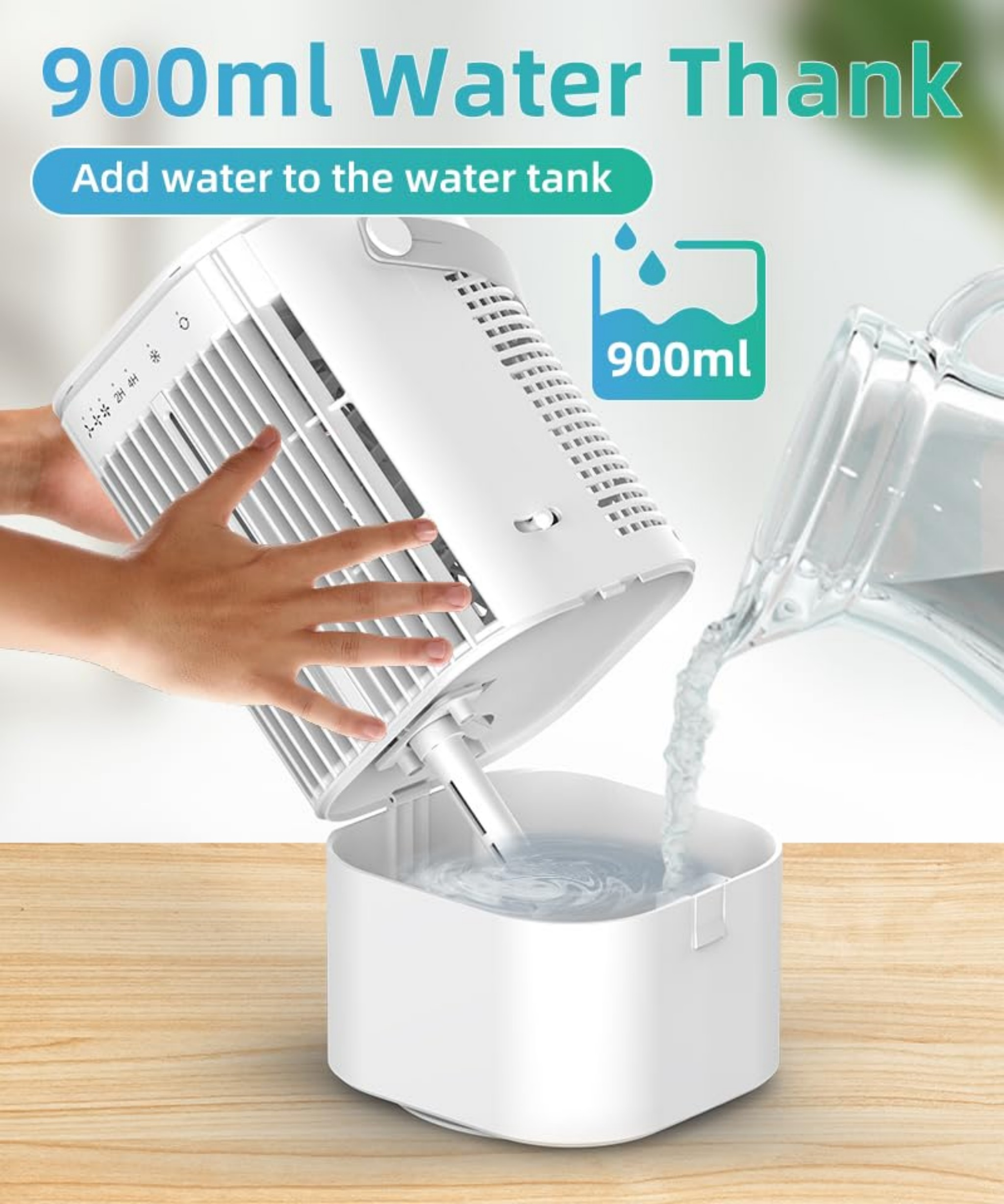 Hände füllen einen weißen Wassertank mit Wasser aus einem klaren Krug. 900ml Fassungsvermögen.