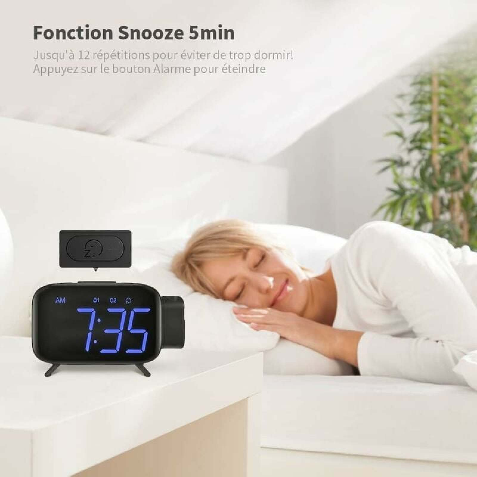 Eine Frau schläft in einem Bett, ein digitaler Wecker zeigt 7:35 an.