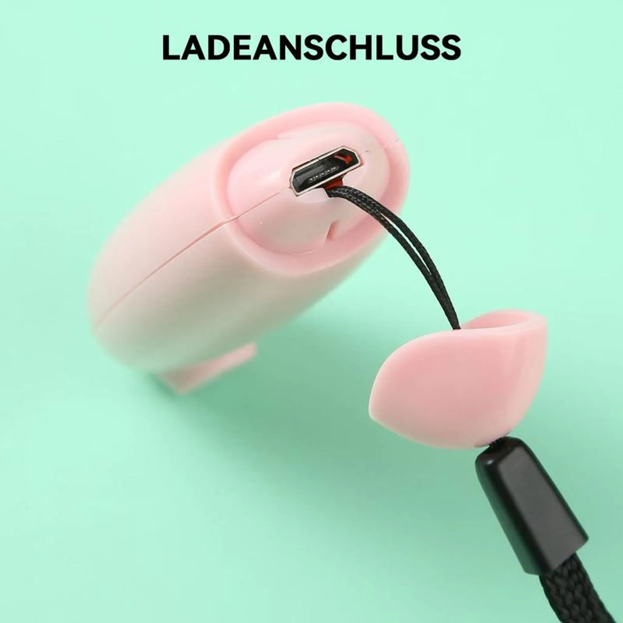 Ein rosafarbener Ladeanschluss mit einem schwarzen Kabel auf mintgrünem Hintergrund.