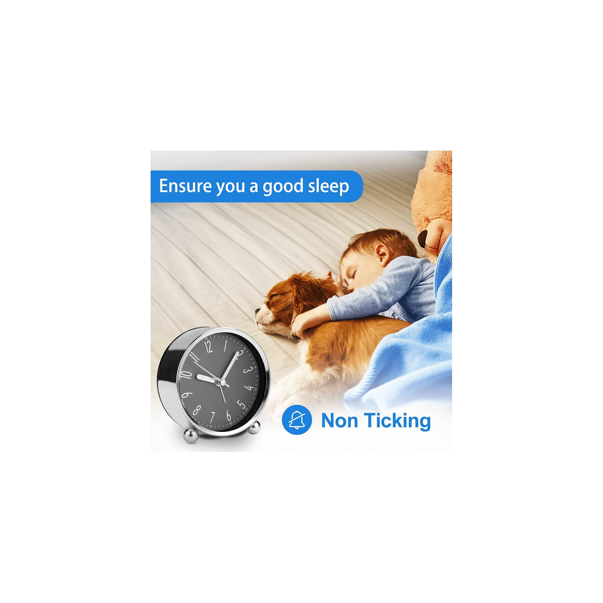 Ein Kind schläft auf einem Hund neben einem Teddybär und einem Wecker.