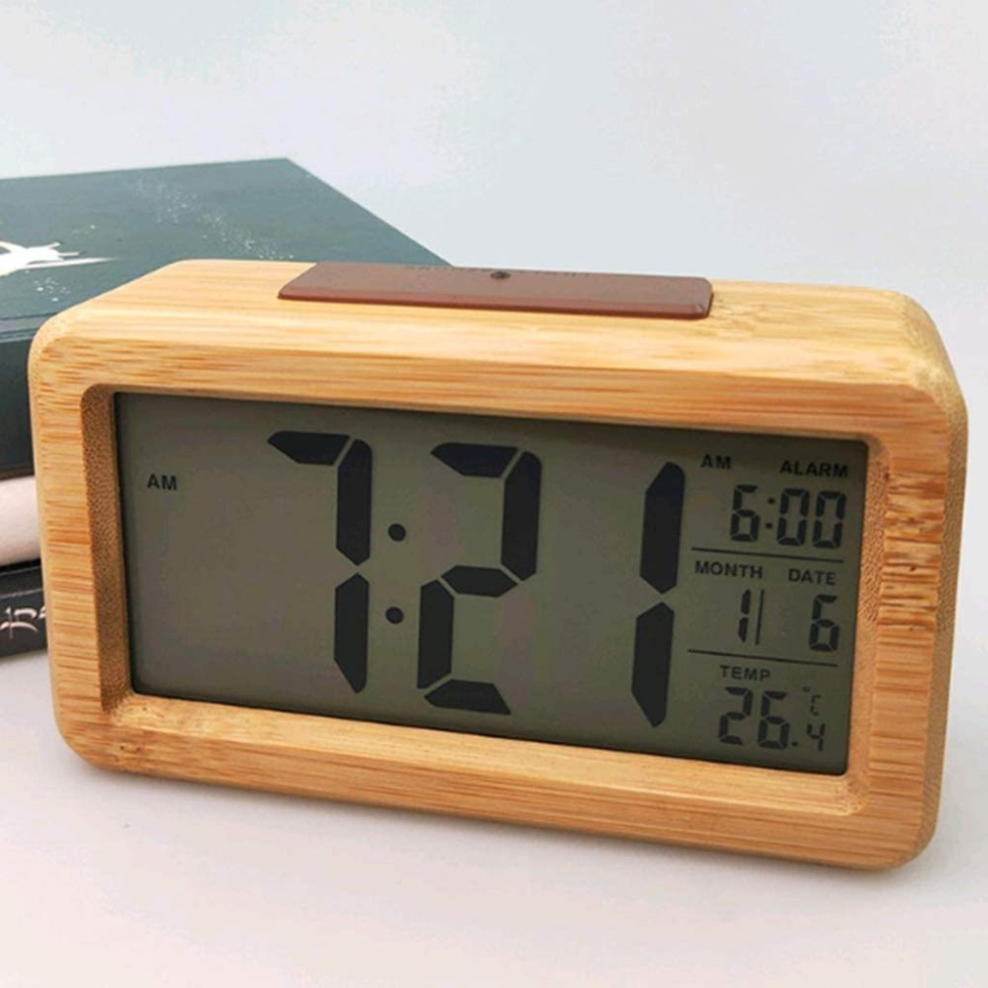 Holzwecker mit digitaler Anzeige: 7:21 Uhr, Alarm 6:00 Uhr, Datum 11.6., Temperatur 26,4°C.