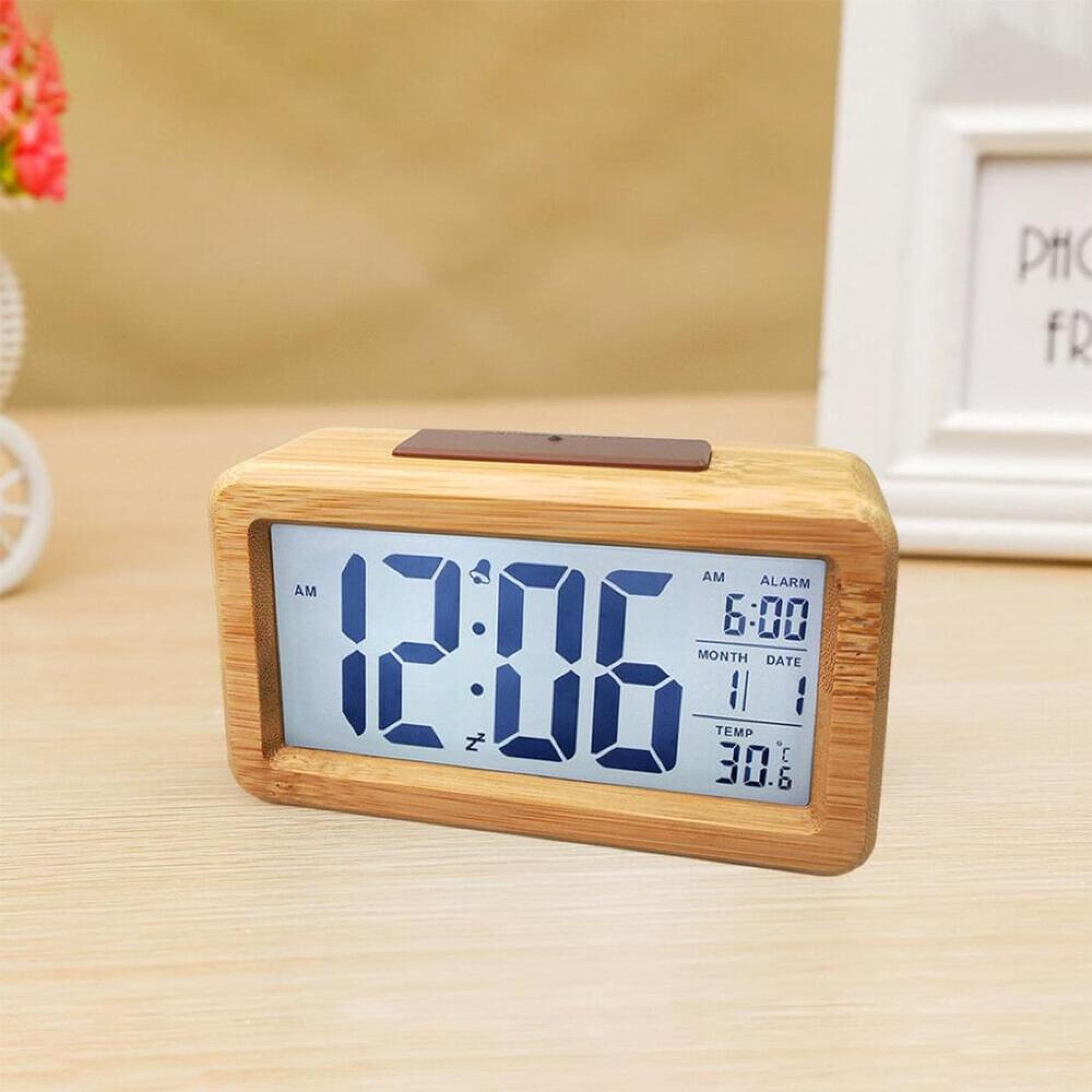Ein Holzwecker zeigt 12:00 Uhr und 30,6 Grad an.