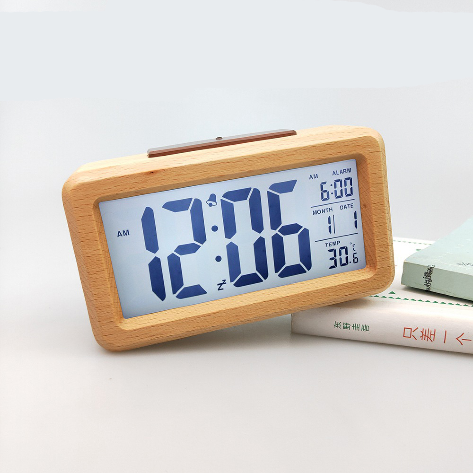 Ein digitaler Wecker aus Holz zeigt 12:06 Uhr und 30,6°C an.