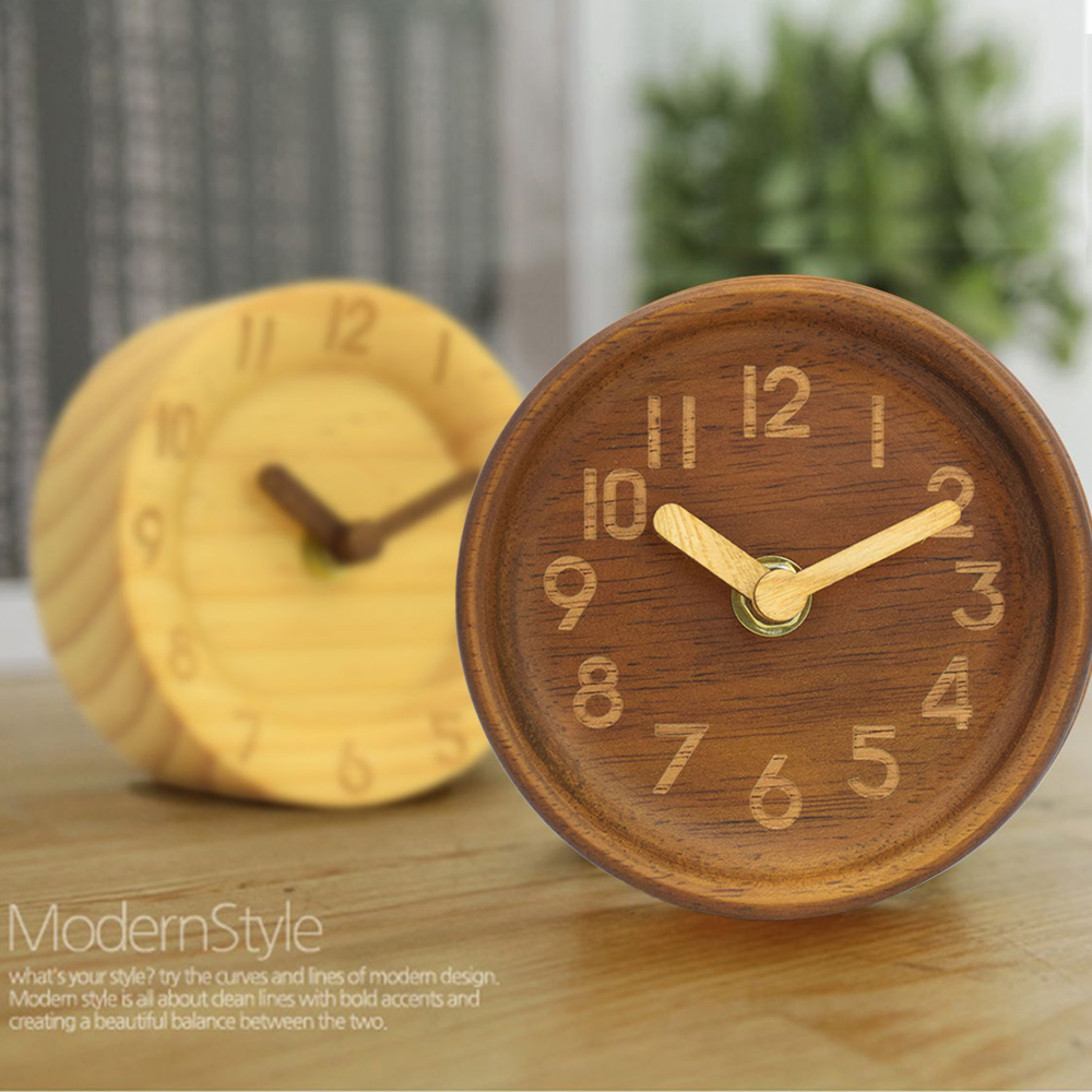 Zwei Holzhintergrund-Tischuhren, eine braune, eine helle. Die braune Uhr zeigt 10:07 Uhr.
