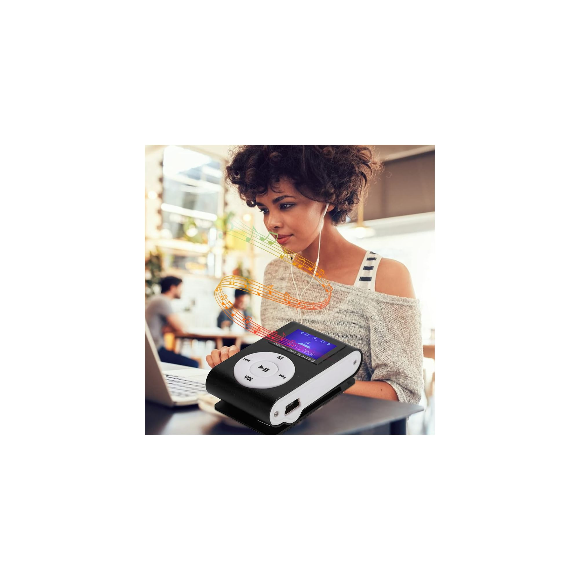 Eine Frau hört Musik über Kopfhörer und benutzt einen MP3-Player in einem Café.