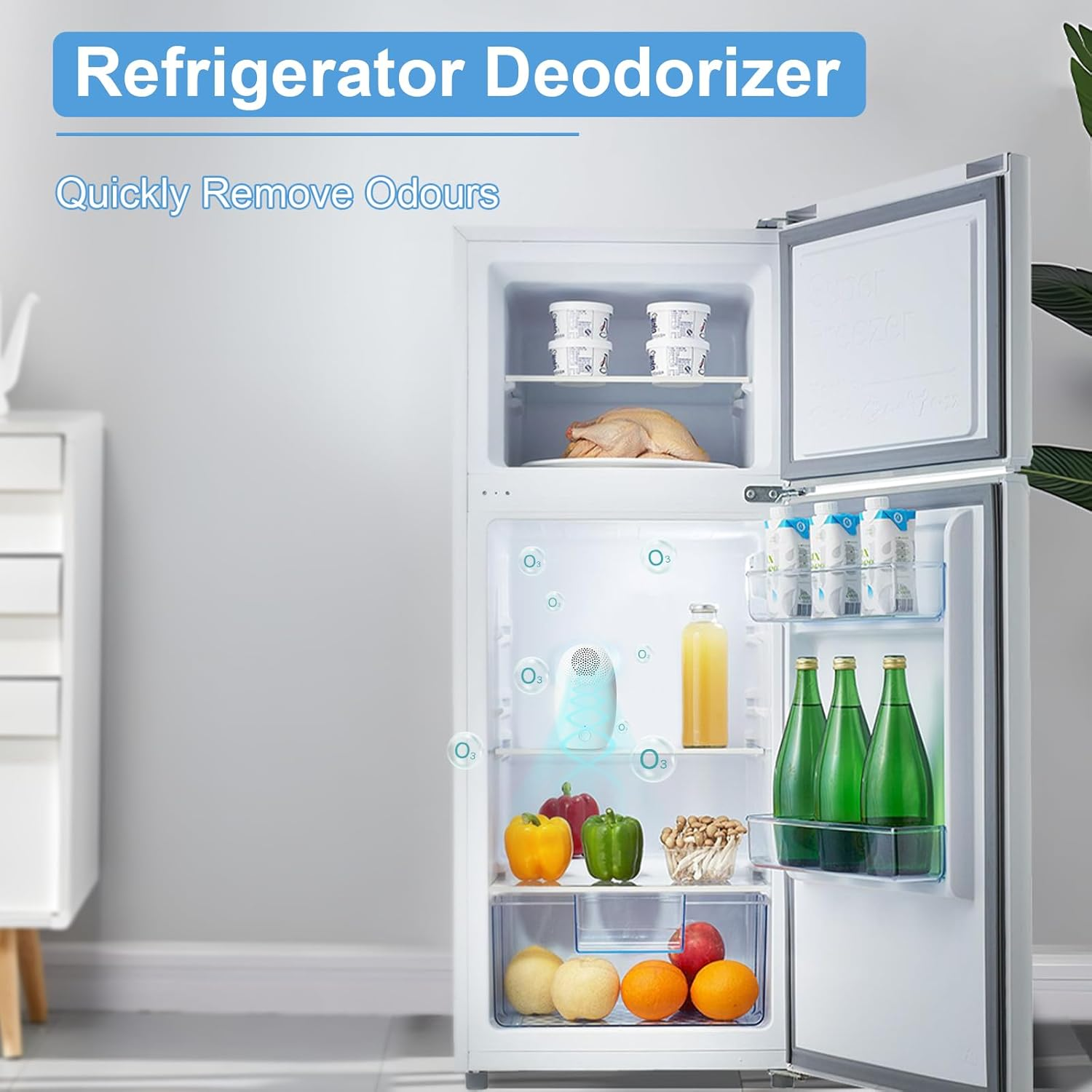Ein offener Kühlschrank mit Lebensmitteln, einem Deodorizer und O3-Symbolen.
