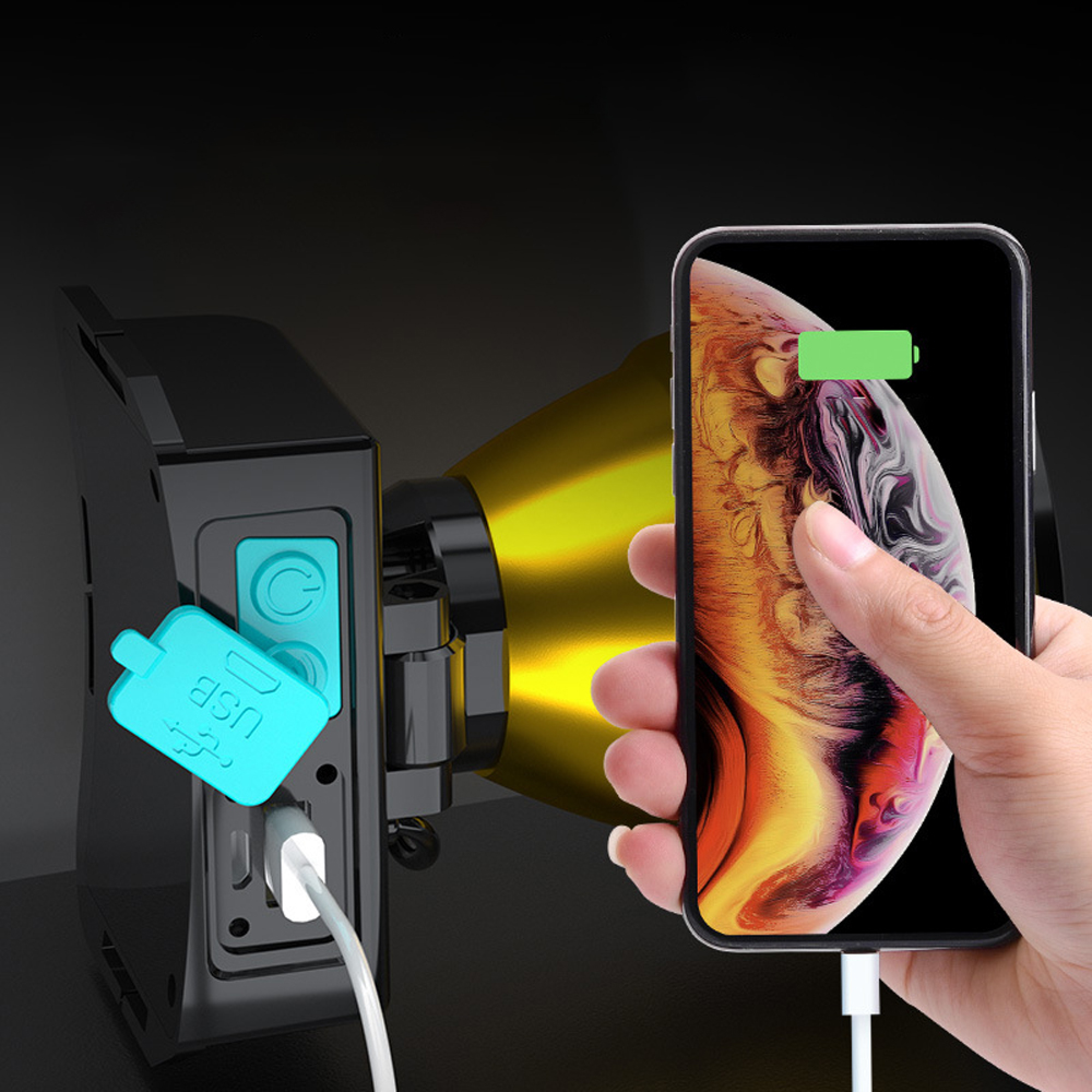 Ein Handy wird an ein schwarzes Gerät mit gelbem Licht angeschlossen.