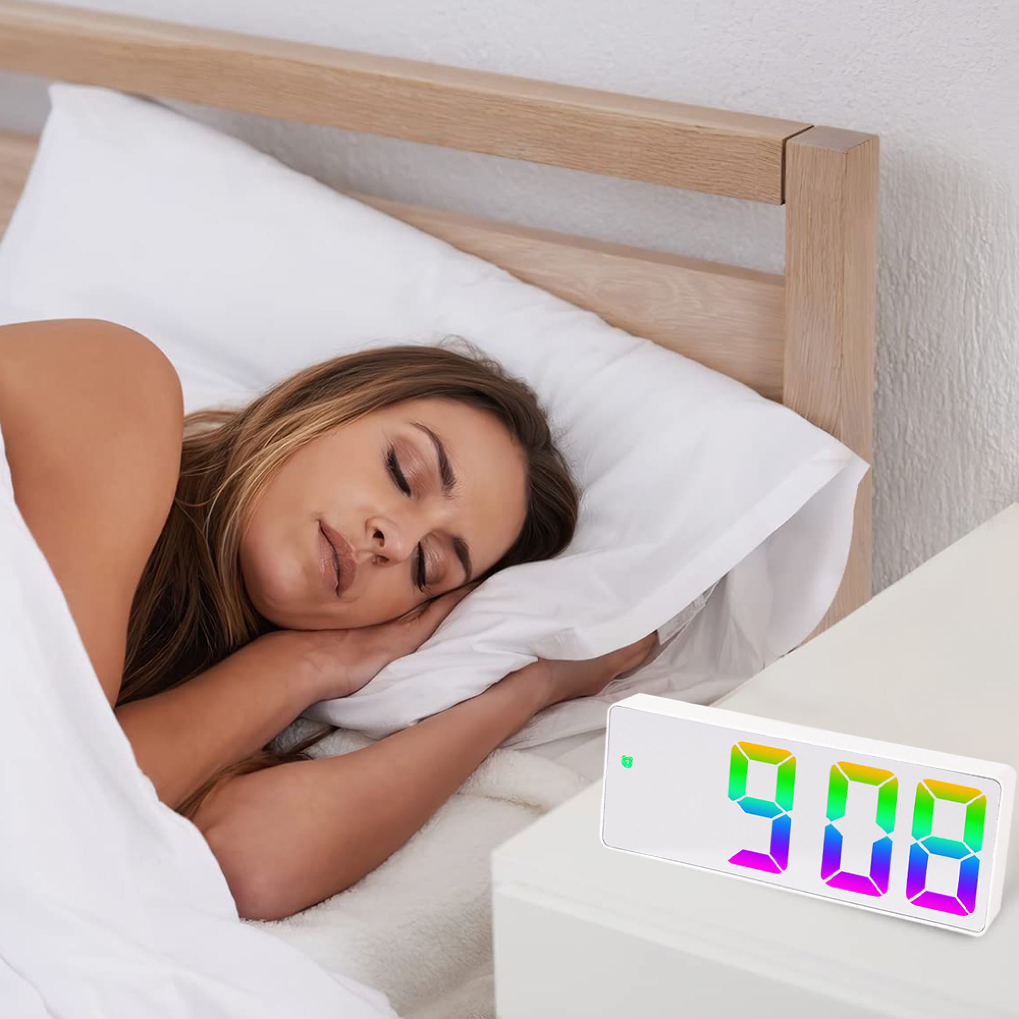 Eine Frau schläft im Bett, ein digitaler Wecker zeigt 9:08 mit bunten Ziffern.