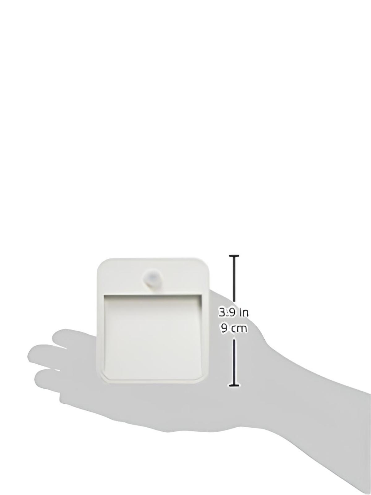 Ein weißes quadratisches Objekt mit einem kleinen runden Sensor oben, in einer Hand gehalten. Maße: 3,9 Zoll, 9 cm.