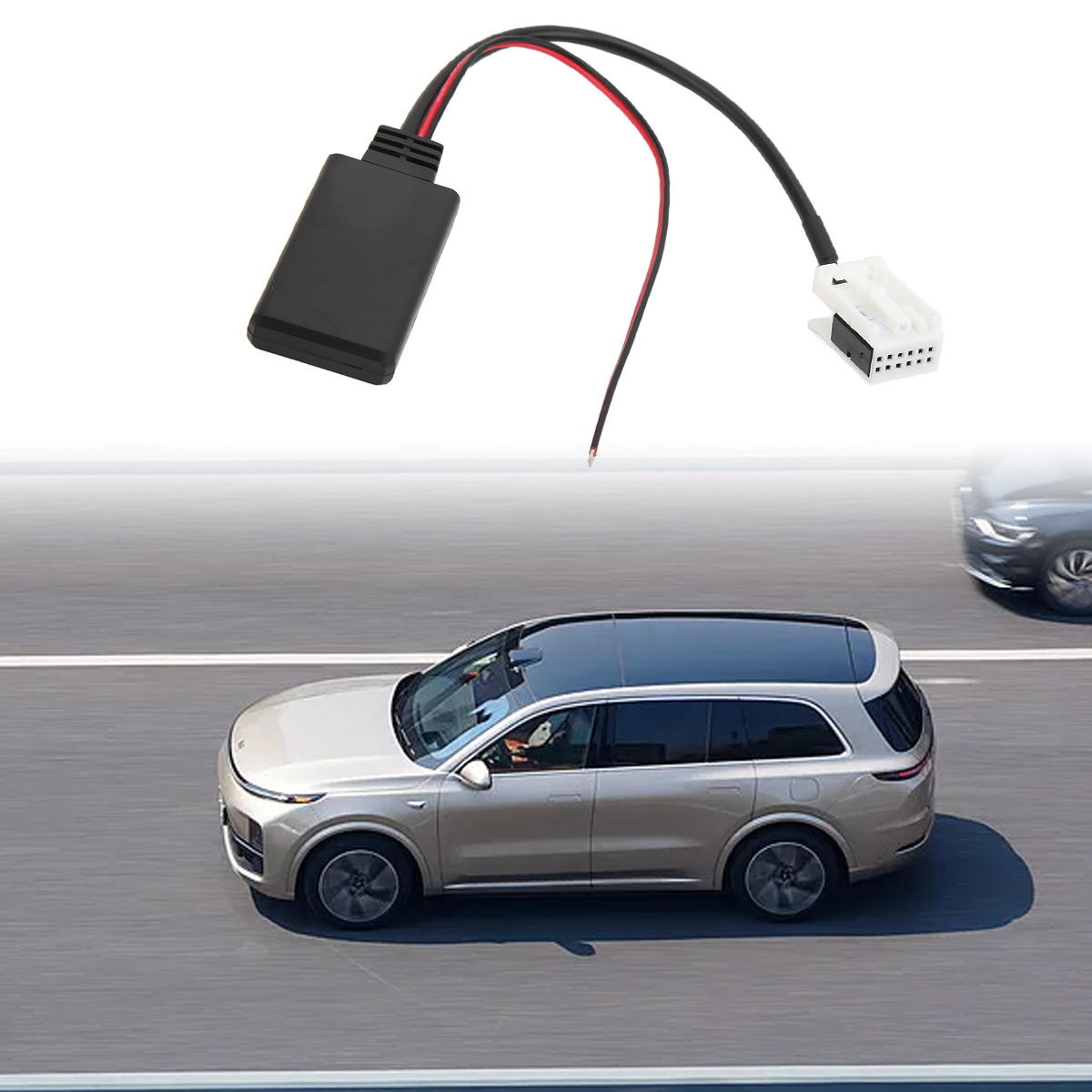 Schwarzer Autoadapter mit Kabeln über einem silbernen SUV auf einer Autobahn.