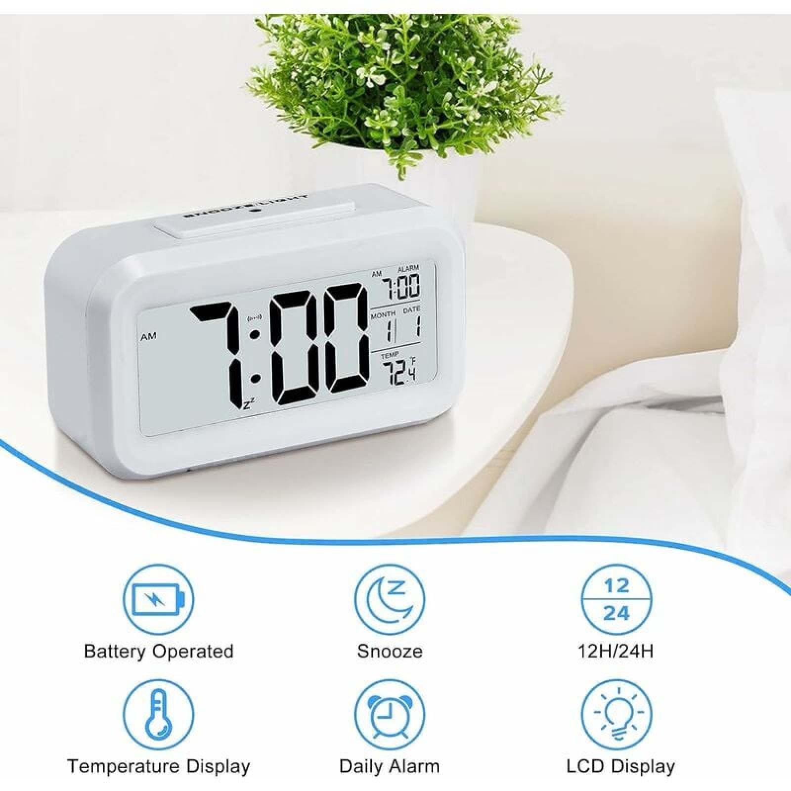 Ein weißer Digitalwecker zeigt 7:00 Uhr an und hat eine Temperaturanzeige von 72,4 F.