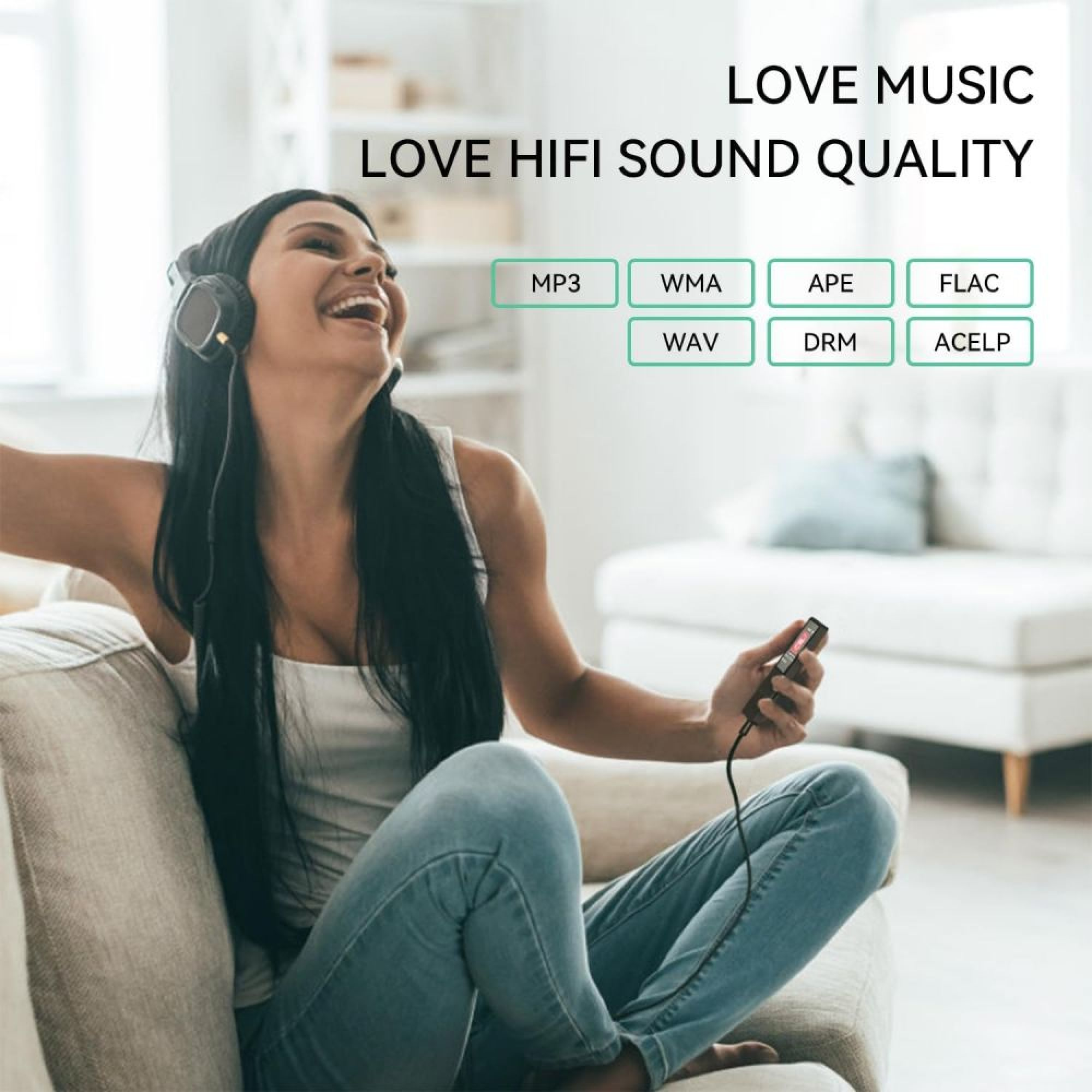 Eine Frau mit Kopfhörern sitzt auf einem Sofa und hört Musik über ein kleines Gerät.