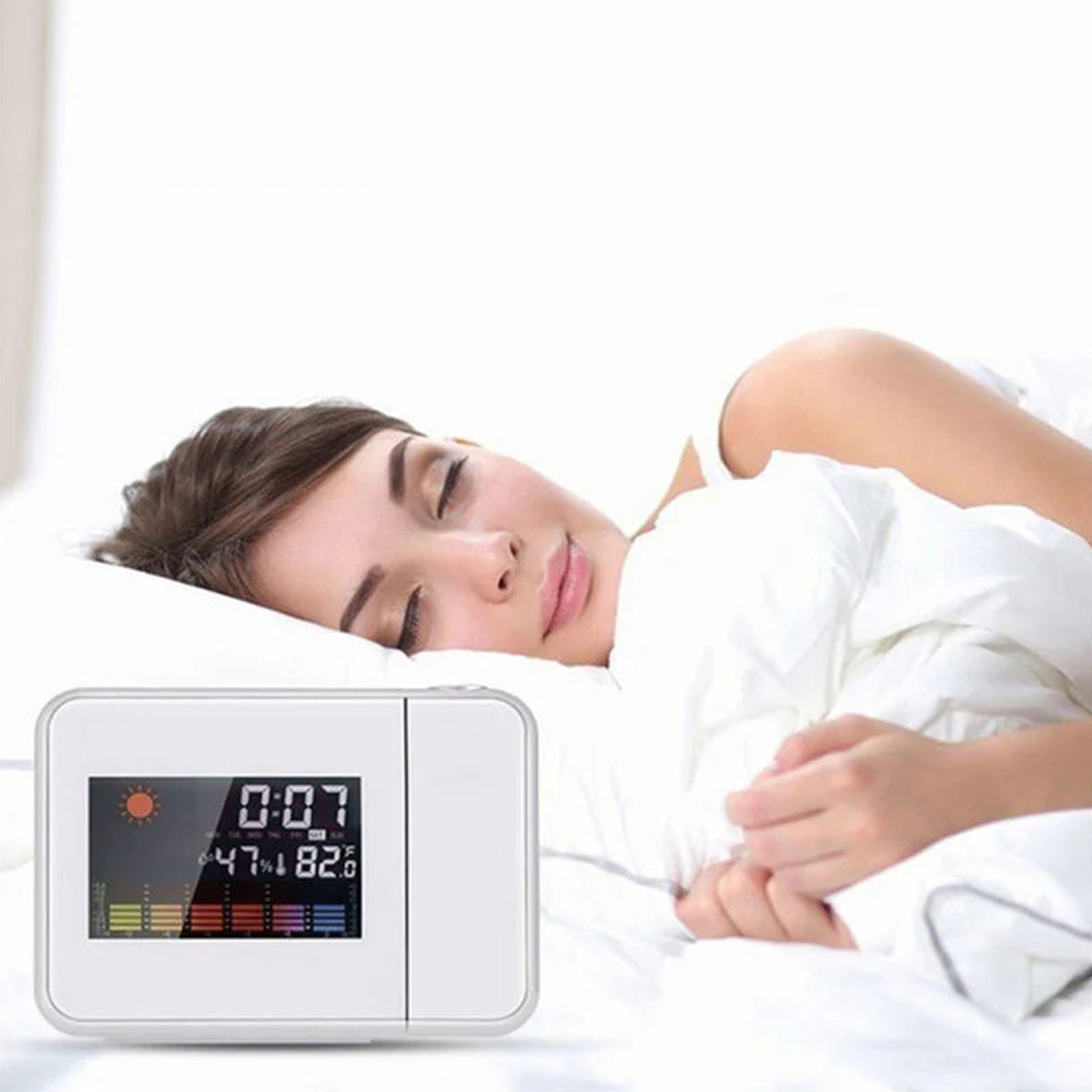 Eine Frau schläft neben einem Projektionswecker, der Zeit und Wetter anzeigt.