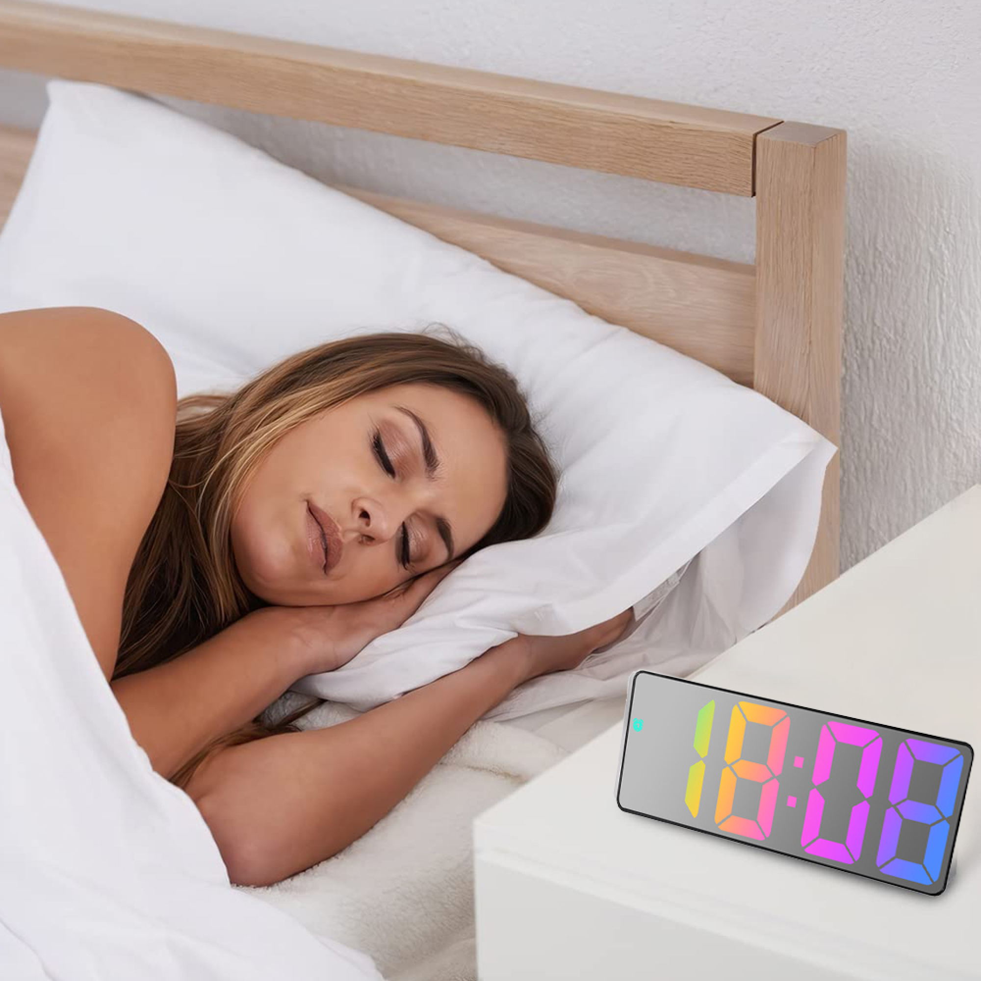 Eine Frau schläft im Bett, ein digitaler Wecker zeigt 18:08 an.