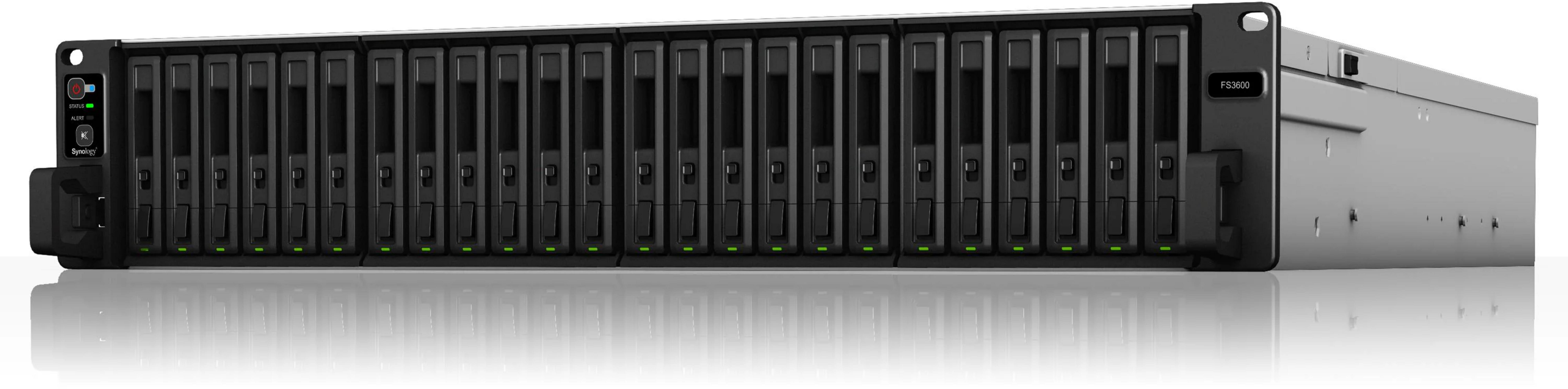 Ein schwarzes Synology FS3600 NAS-Gehäuse mit 24 Einschüben und grünen Status-LEDs.
