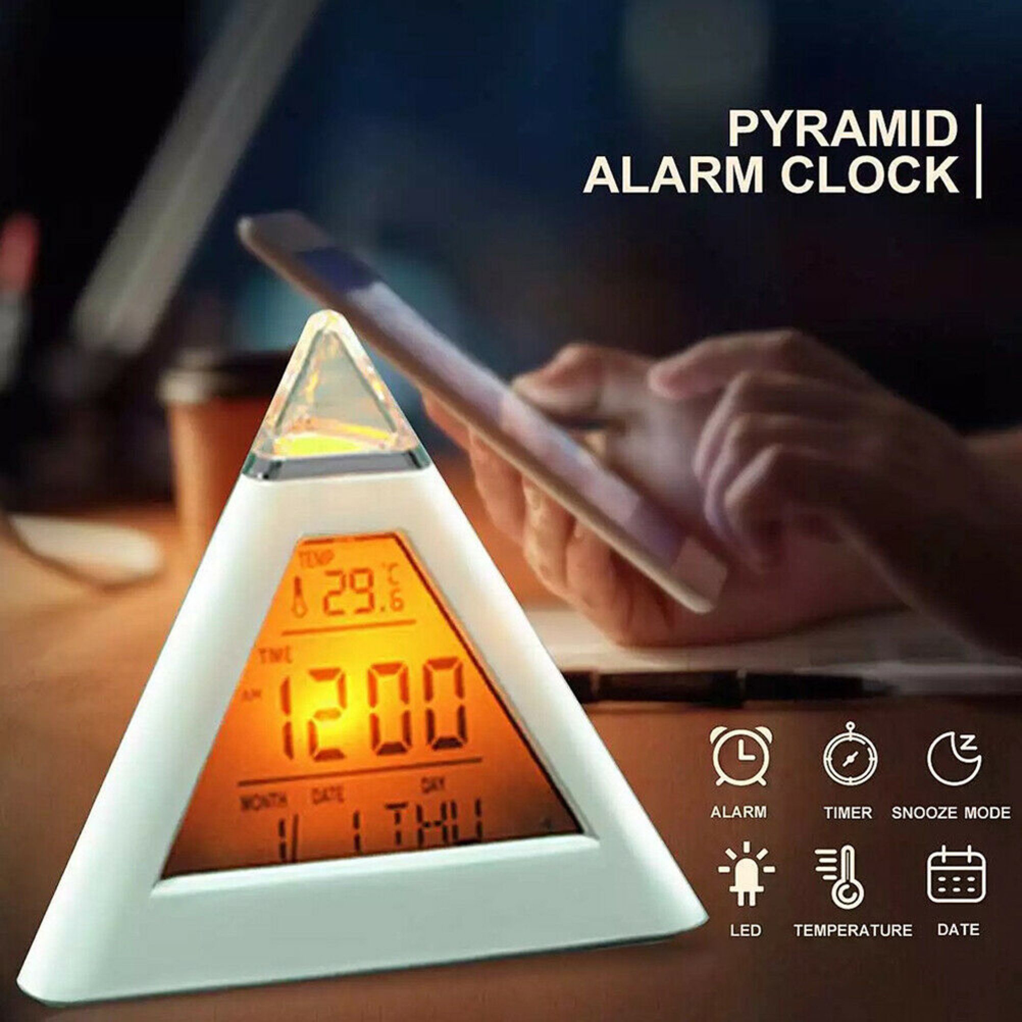 Ein pyramidenförmiger digitaler Wecker zeigt Zeit, Datum und Temperatur an.