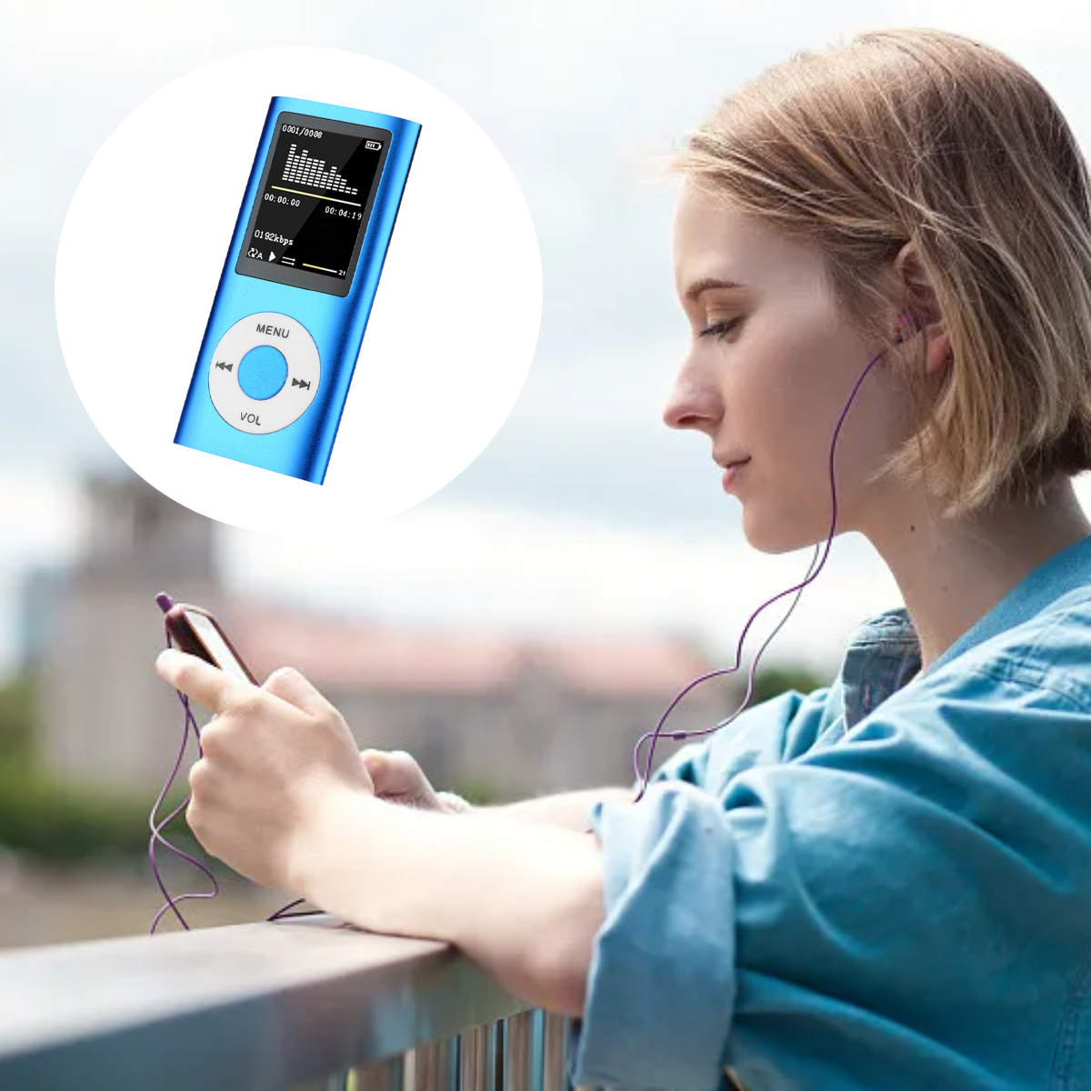 Eine Frau hört Musik über Kopfhörer auf ihrem Handy, ein blauer MP3-Player ist im Kreis.