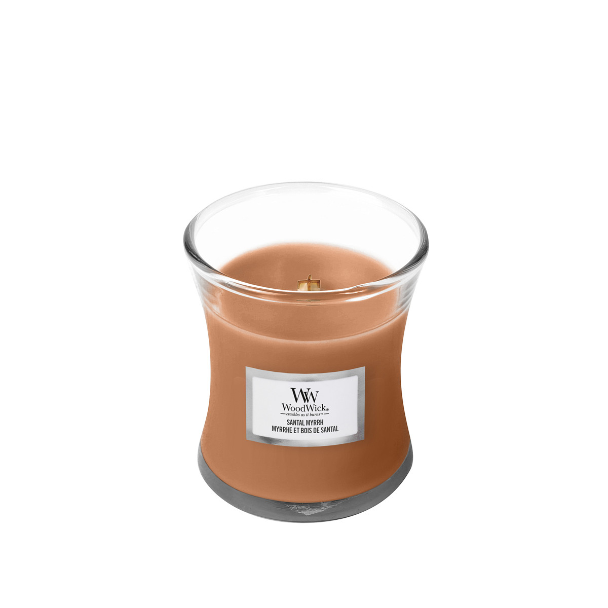 Eine braune WoodWick-Kerze in einem Glasbehälter mit silbernem Etikett.