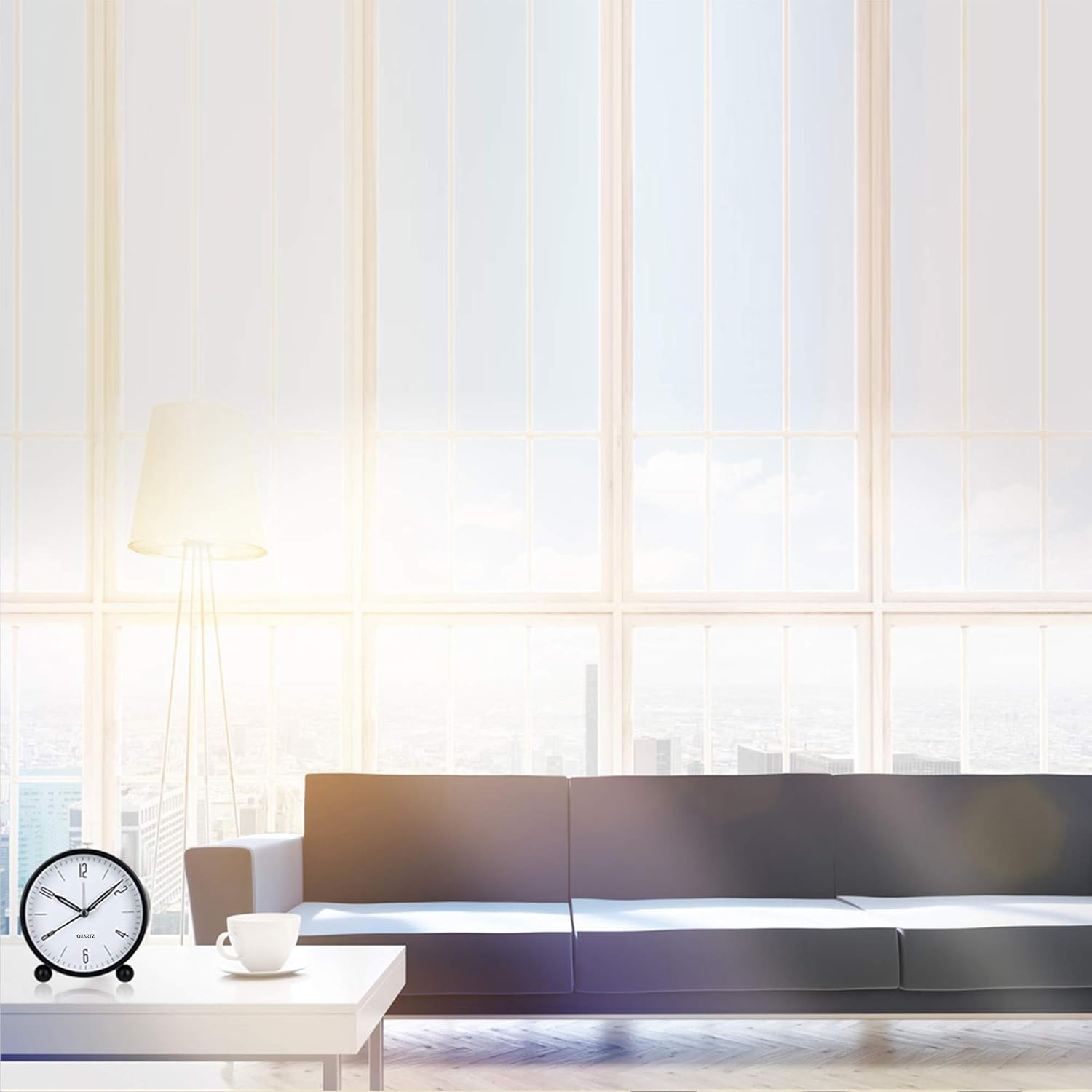 Ein moderner Wohnraum mit einem Sofa, einem Tisch, einer Tasse und einer Uhr.
