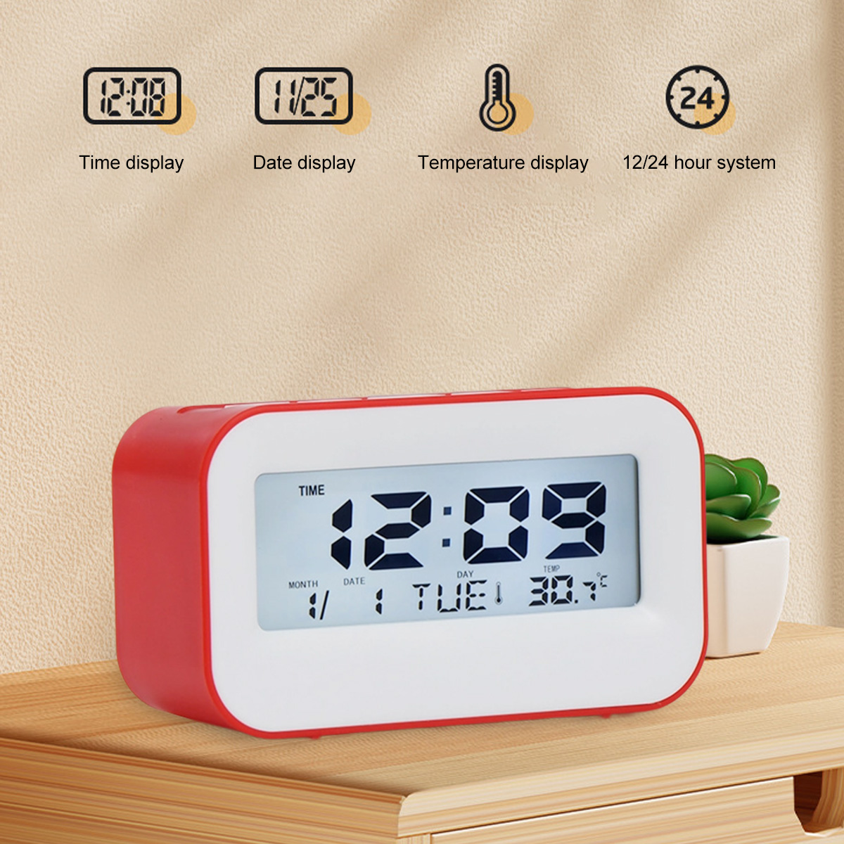 Rote Digitaluhr zeigt 12:09 Uhr, Dienstag, 30.7 Grad auf einem Holztisch.