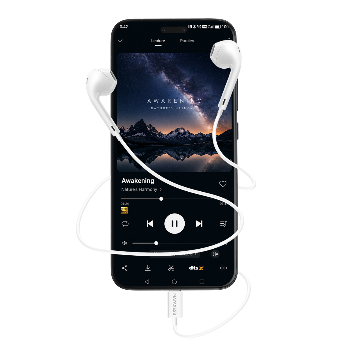Uno smartphone con auricolari che riproduce musica. Lo schermo mostra un paesaggio montano notturno.