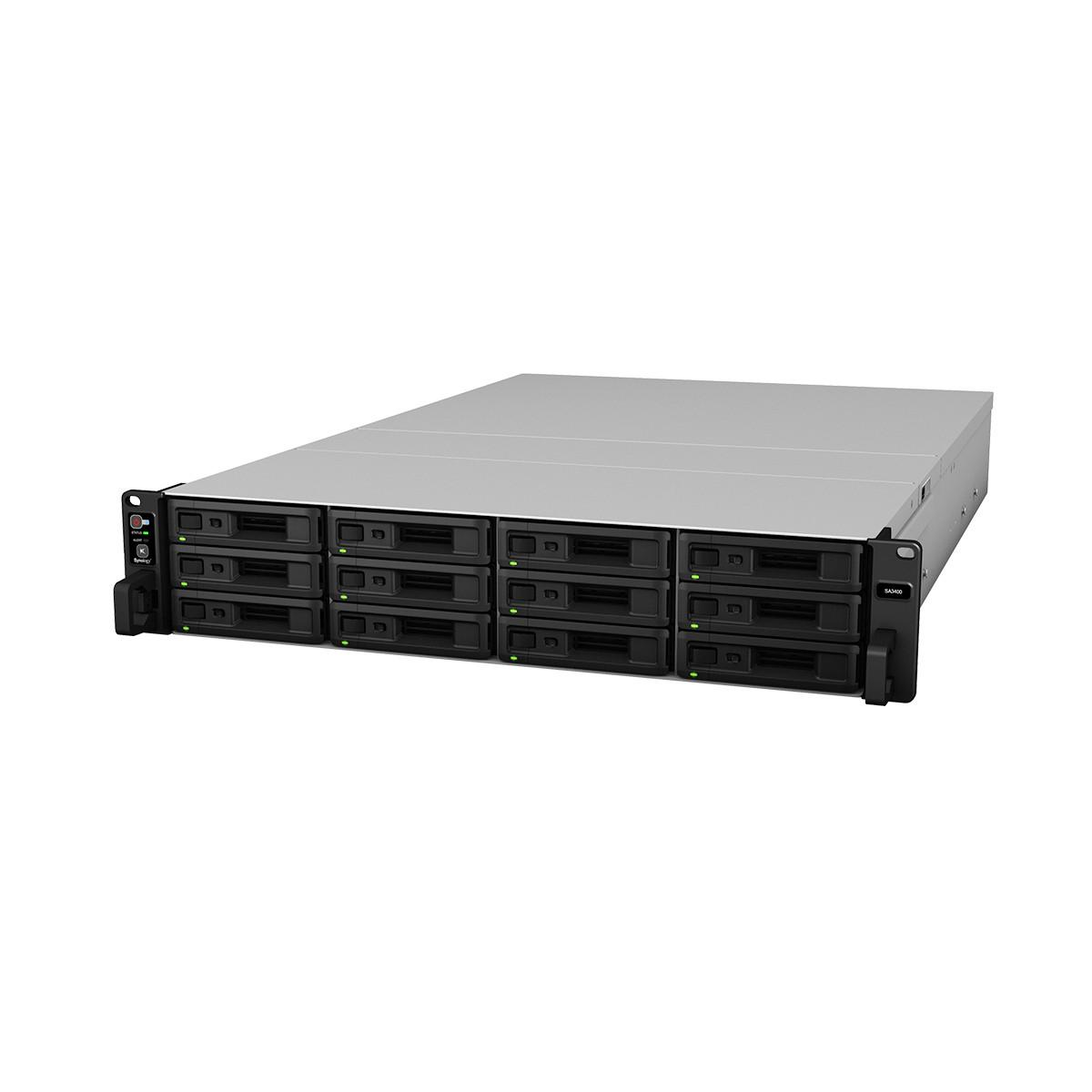 Un rack server argentato con 12 alloggiamenti per unità neri e LED blu.