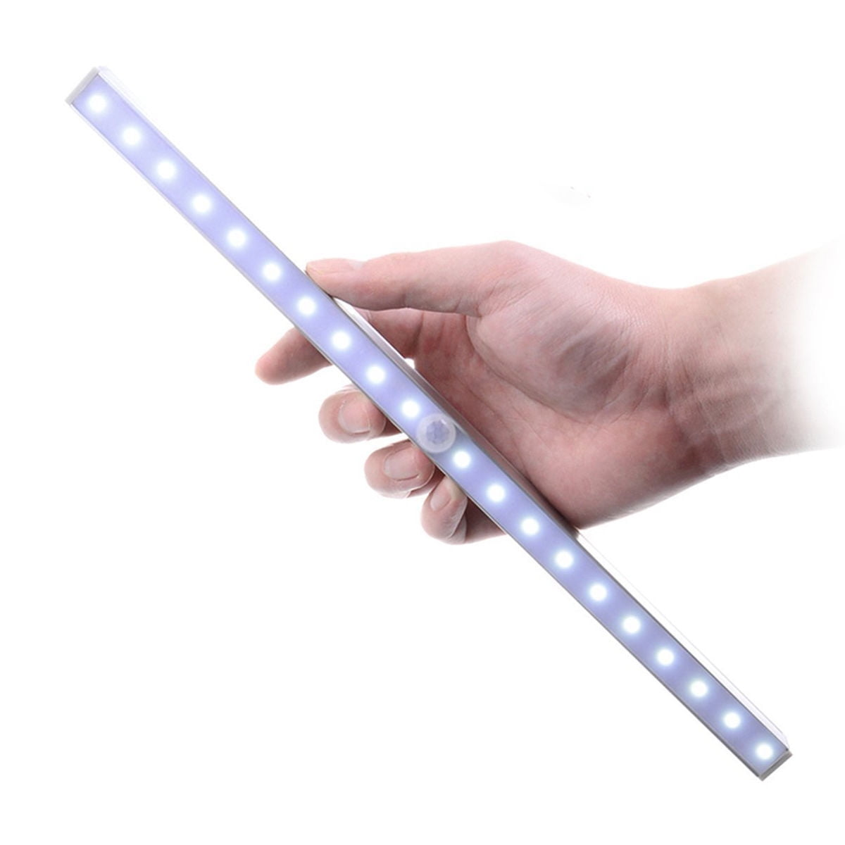 Eine Hand hält eine silberne LED-Lichtleiste mit Bewegungssensor. Das Licht ist an.