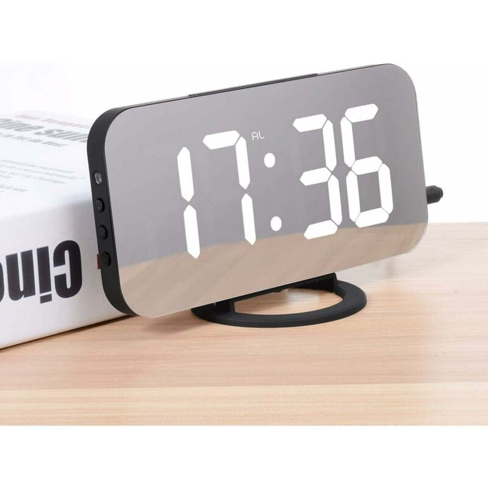 Ein moderner digitaler Wecker mit spiegelnder Oberfläche zeigt 17:36 an.