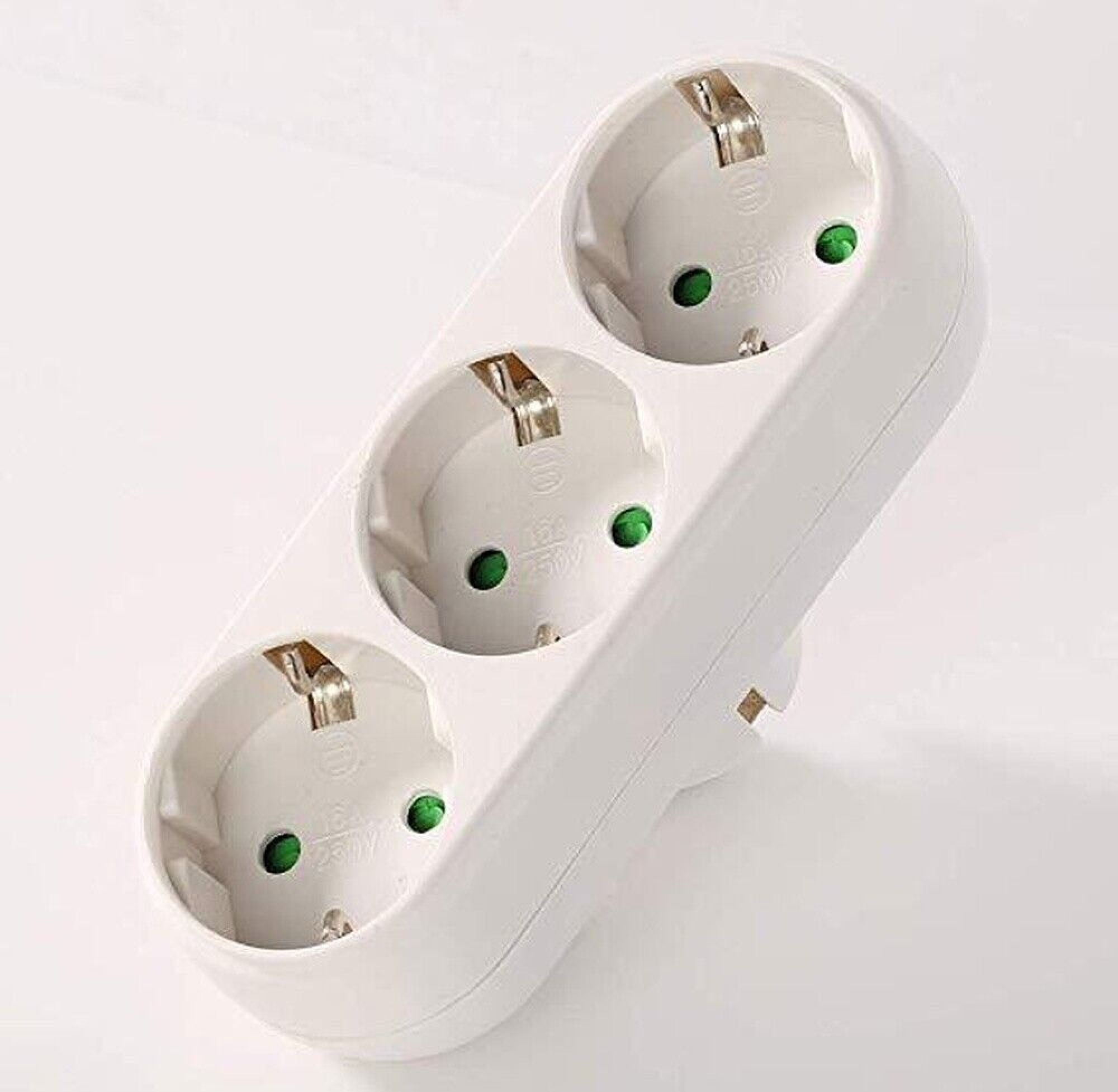 Ein weißer Mehrfachsteckdosenadapter mit drei Steckplätzen und Kontakten.