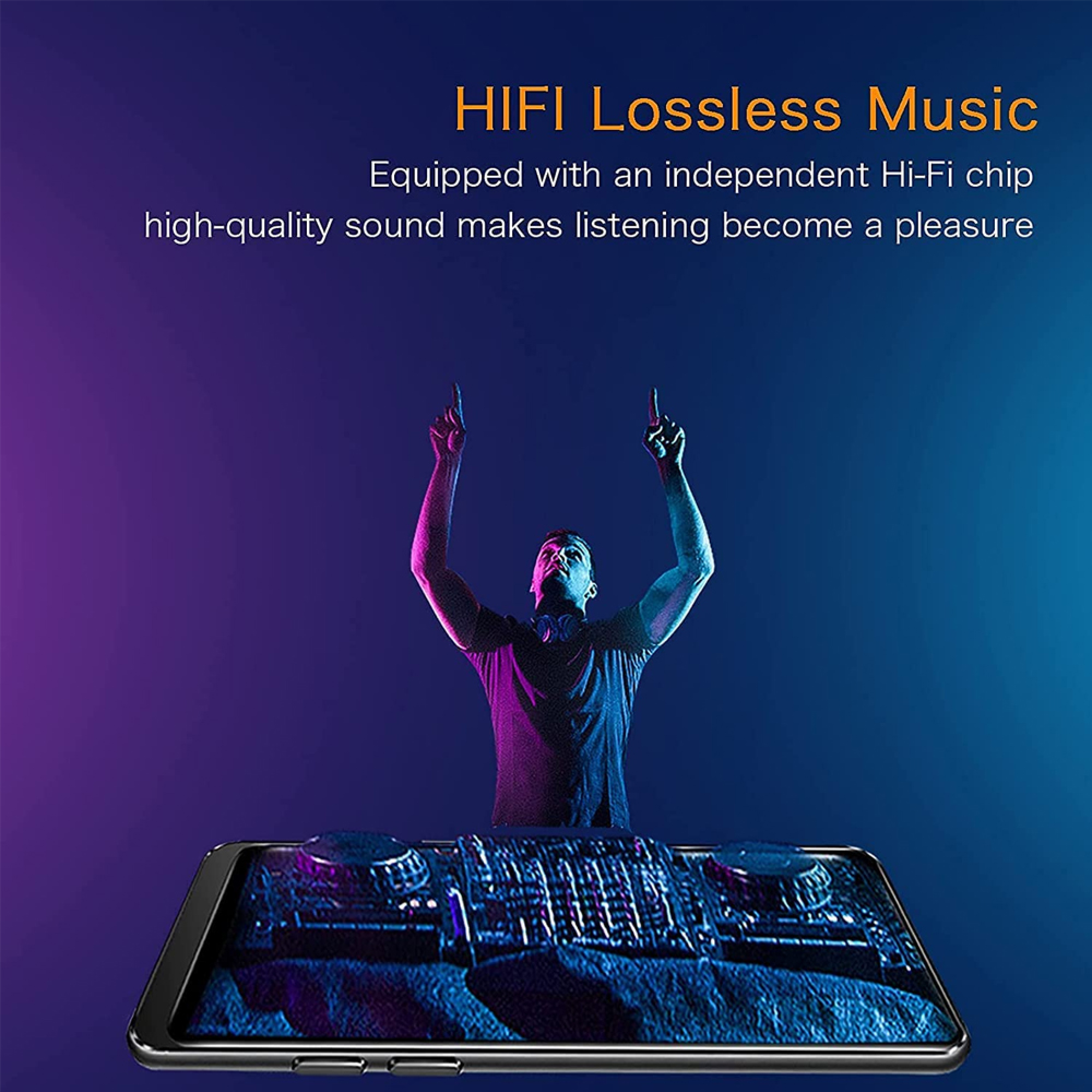 Mann mit erhobenen Armen vor Smartphone-DJ-Pult