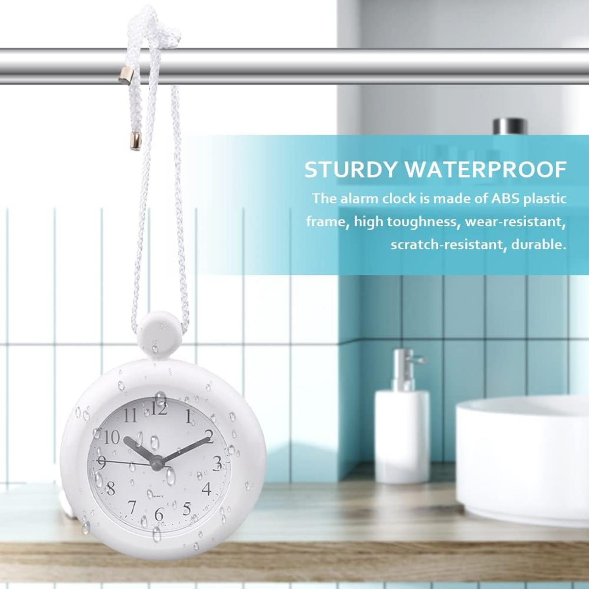Eine weiße, runde, wasserdichte Weckuhr hängt an einer Schnur und zeigt 10:09 Uhr.