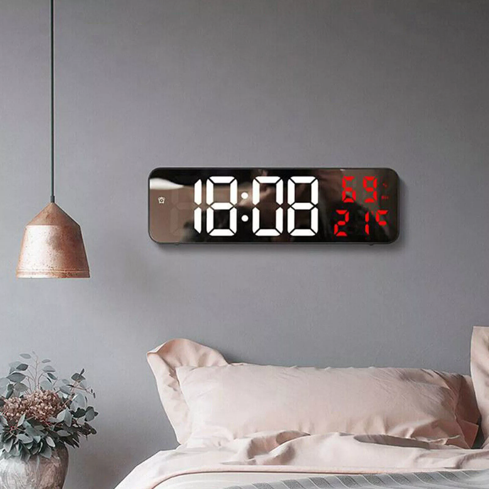 Moderner digitaler Wecker zeigt 18:08 Uhr und Temperatur 21°C an.