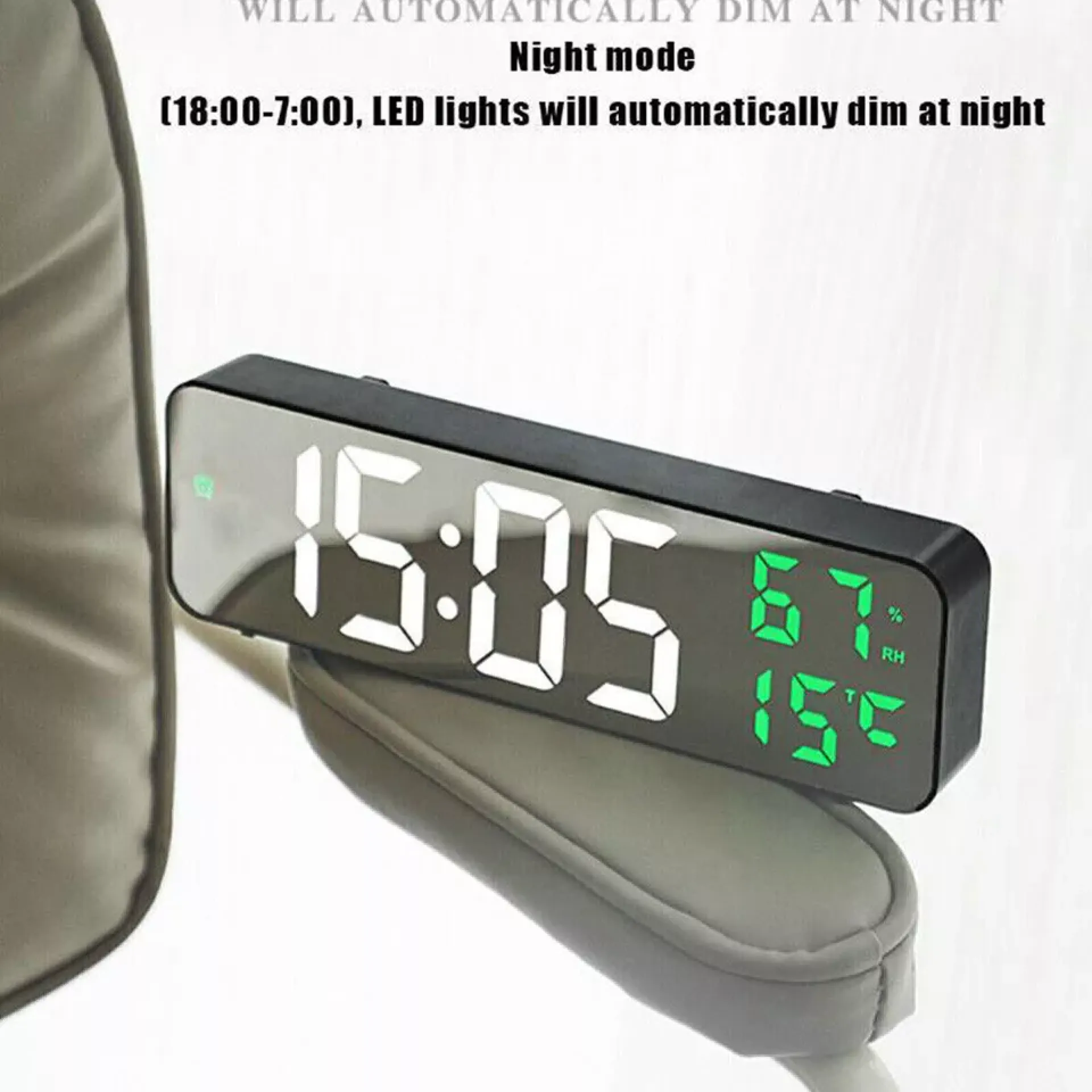 Digitaluhr zeigt 15:05, 67% Luftfeuchtigkeit und 15°C an. Nachtmodus.