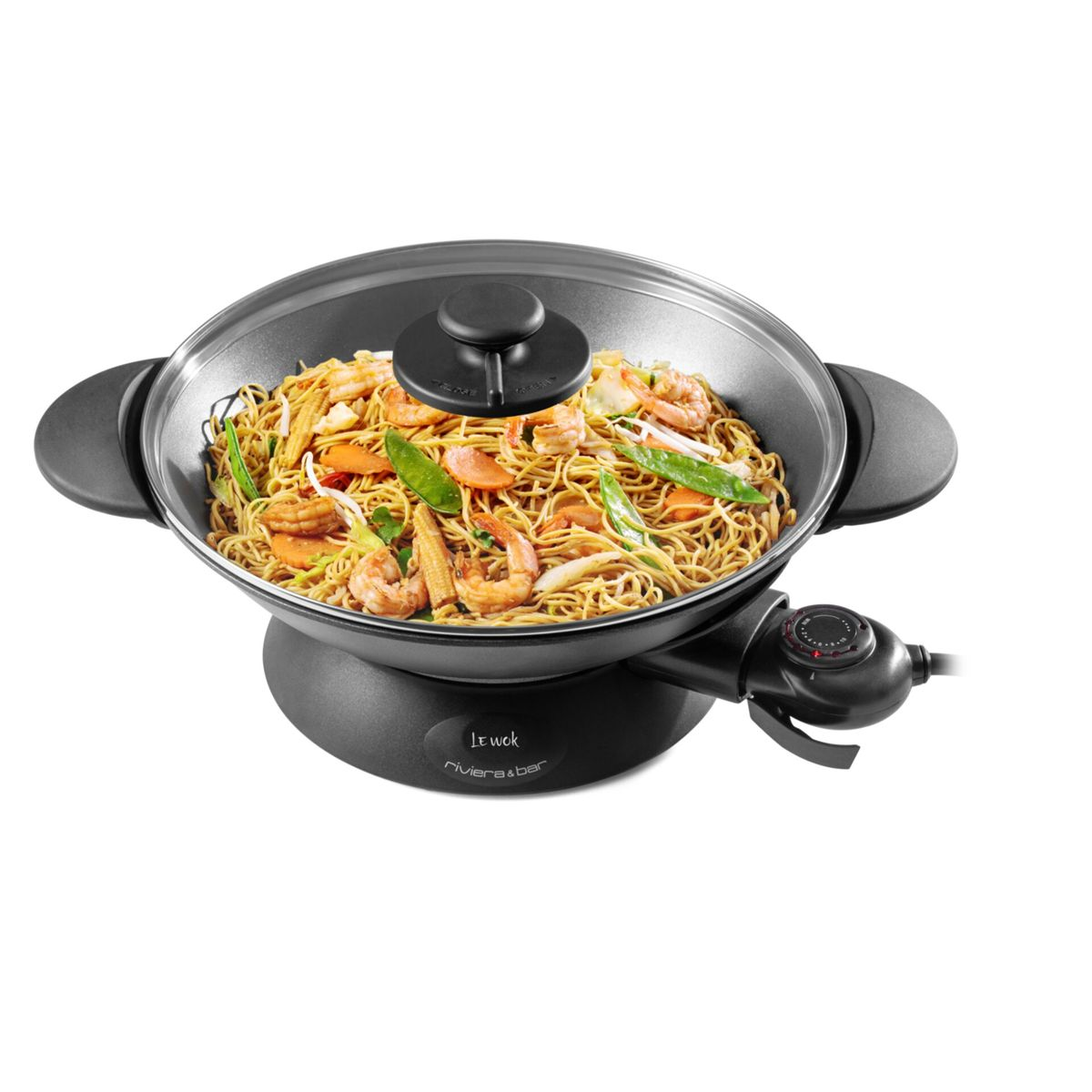 Elektrische Wok gefüllt mit Nudeln, Garnelen, Zuckerschoten und Babymais, mit Glasdeckel.