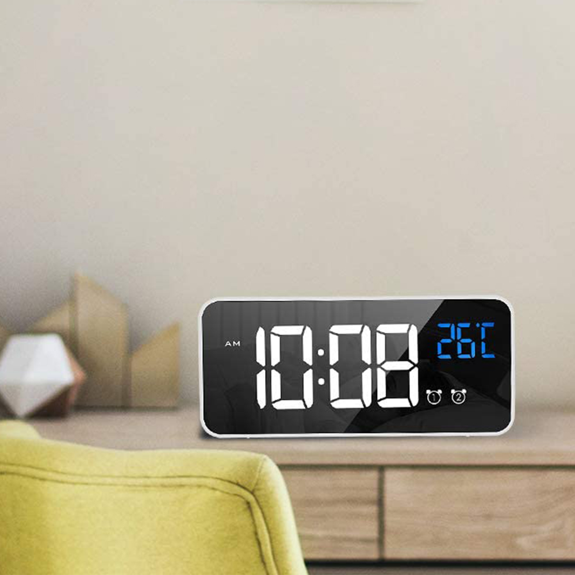 Ein digitaler Wecker zeigt 10:08 Uhr und 26 Grad Celsius an.