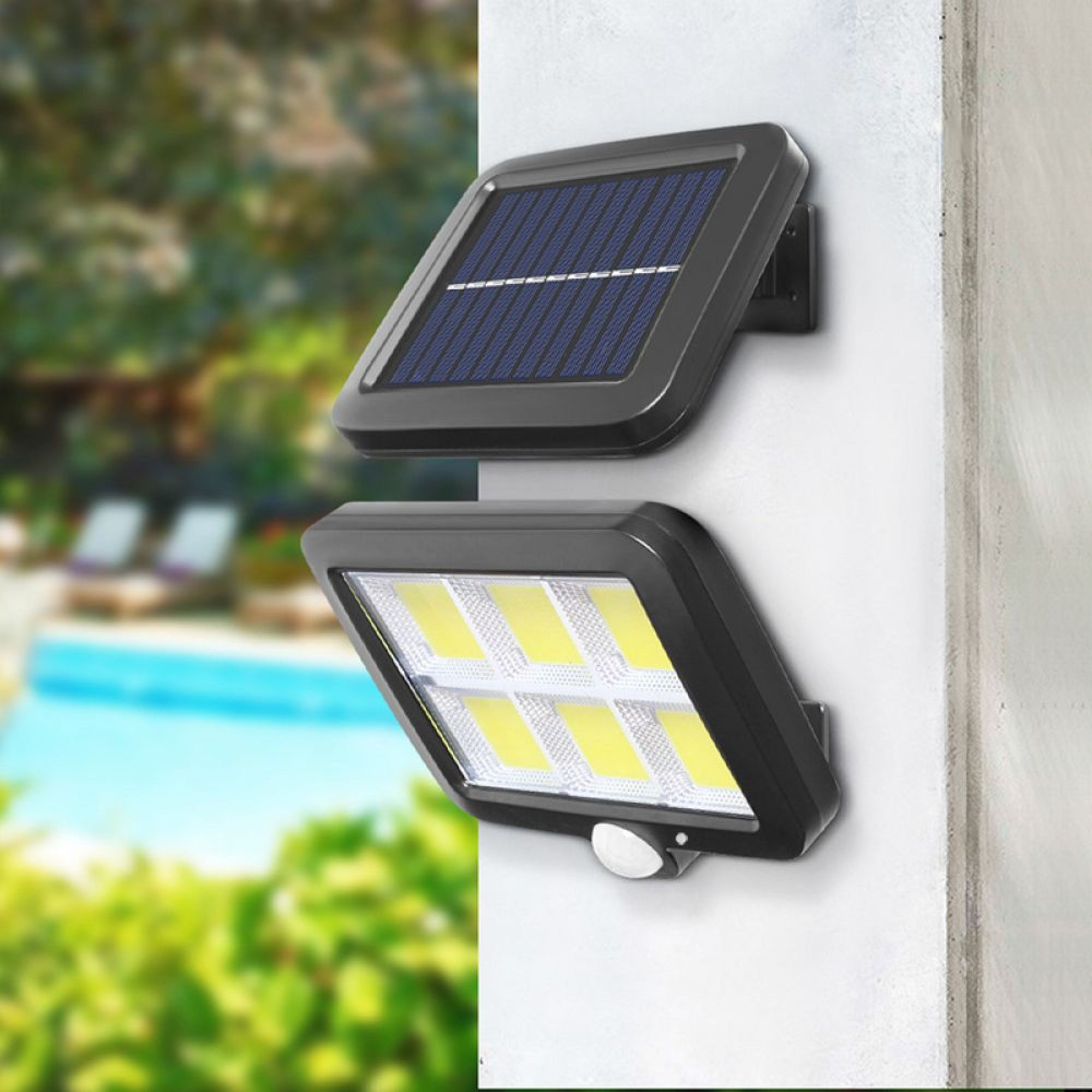 Zwei Solarleuchten mit Bewegungsmelder an einer Wand, Pool im Hintergrund.