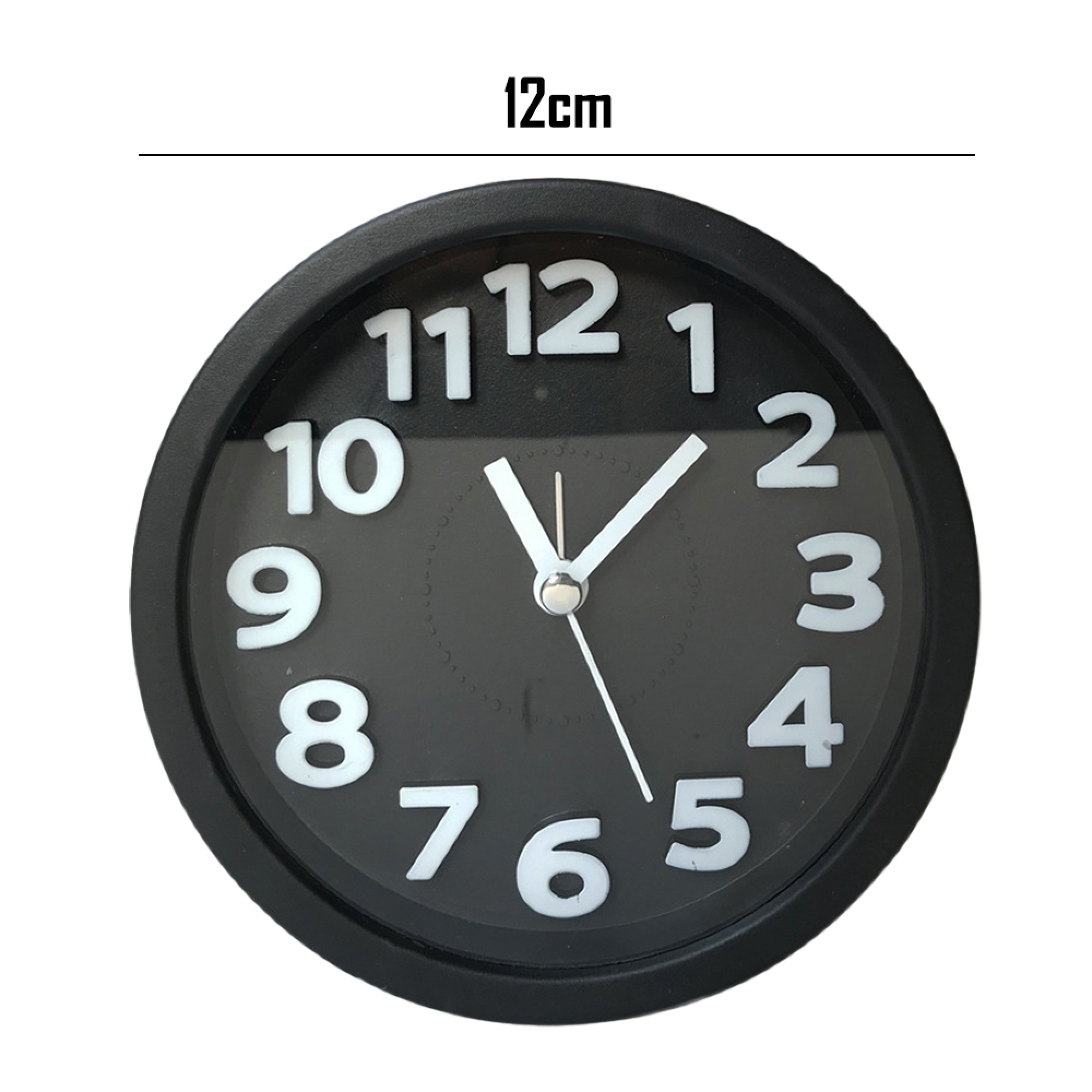 Eine schwarze Uhr mit weißen Zahlen und Zeigern. 12 cm Durchmesser.