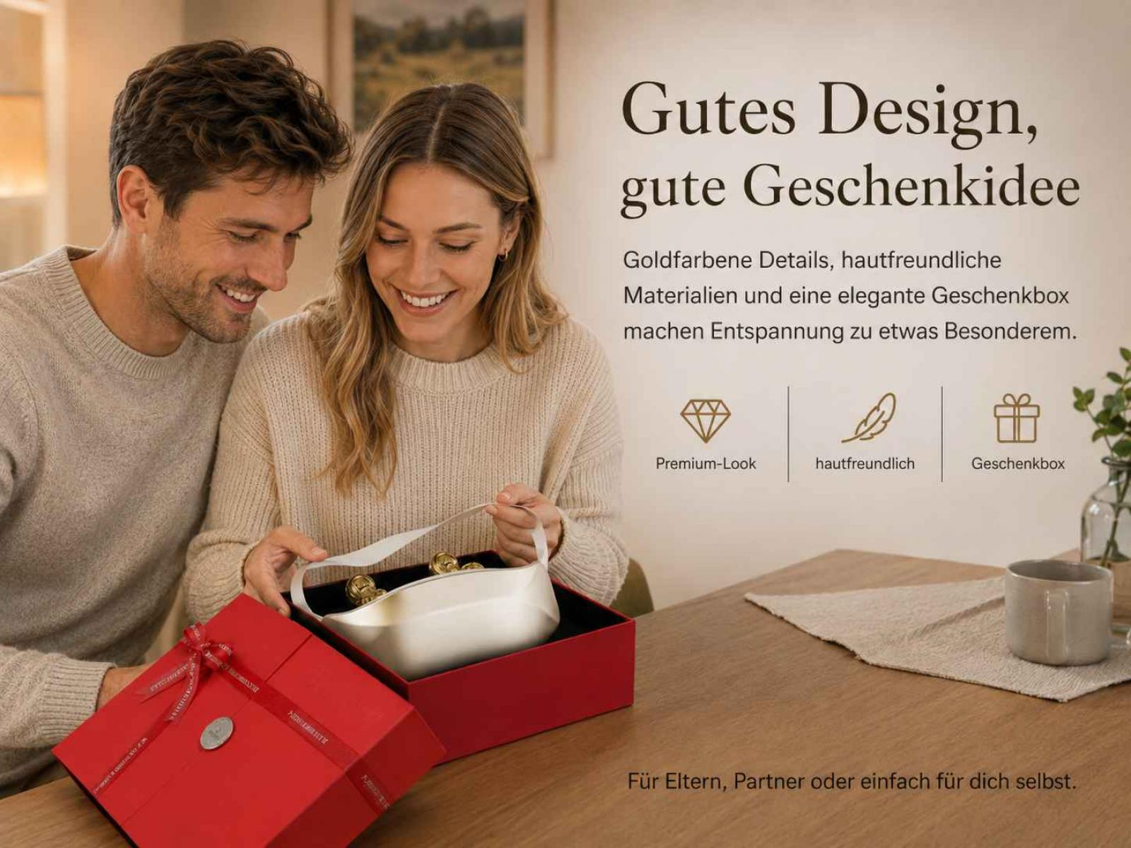 Ein Mann und eine Frau öffnen eine rote Geschenkbox mit einem weißen Gegenstand.