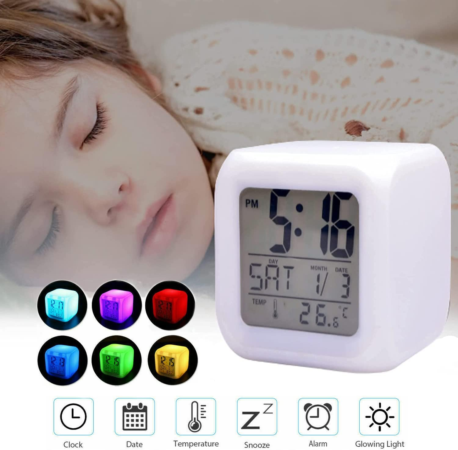 Ein Kind schläft neben einem leuchtenden Würfel-Digitalwecker mit mehreren Farben.