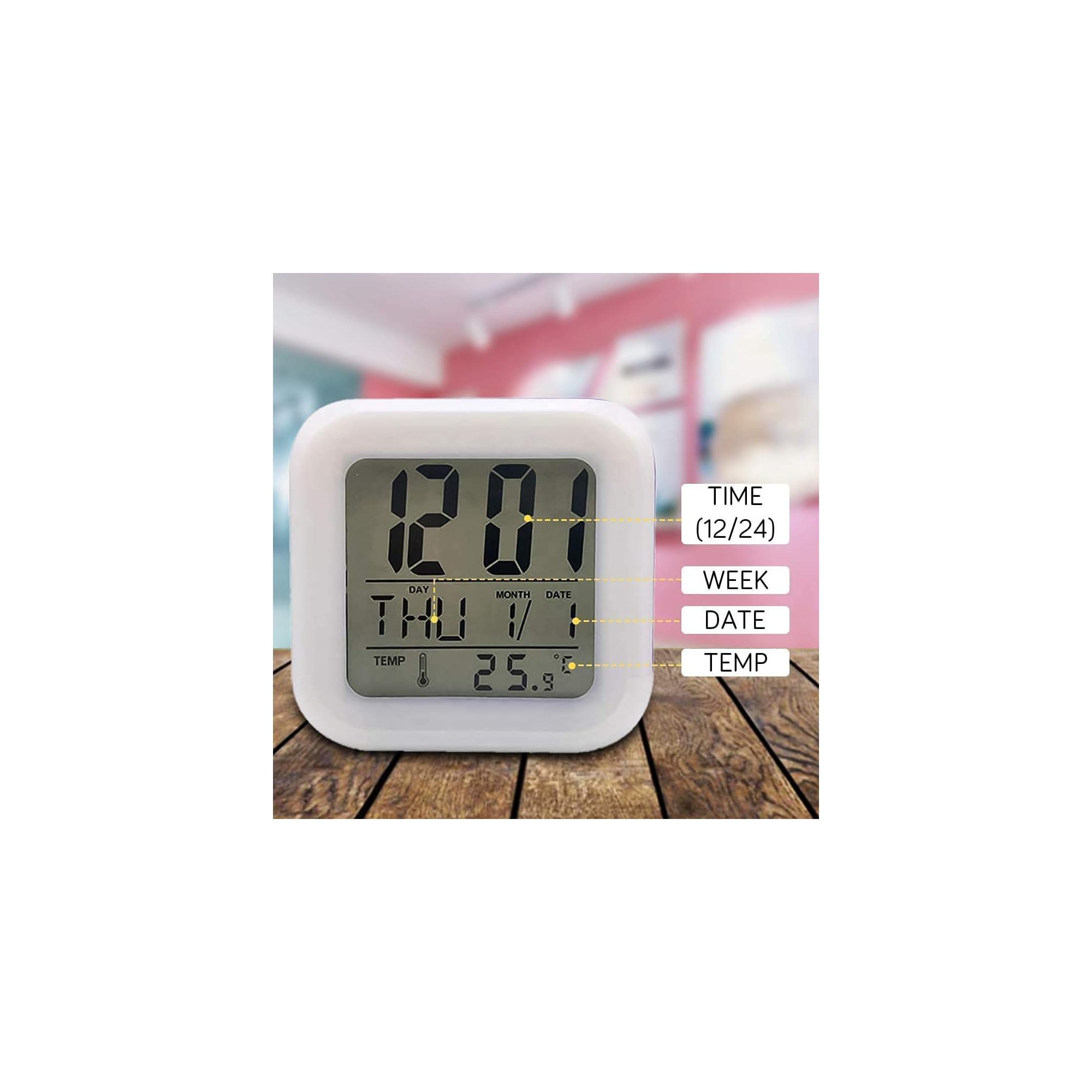 Weißer digitaler Wecker auf Holz, zeigt 12:01, Donnerstag, 1. Tag, 25.9°C.