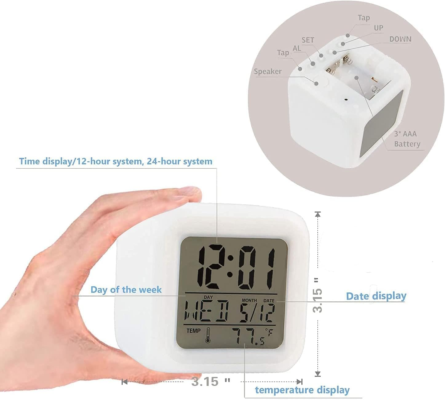 Ein weißer Würfel-Wecker zeigt Uhrzeit, Tag, Datum und Temperatur an. Eine Hand hält die Uhr.