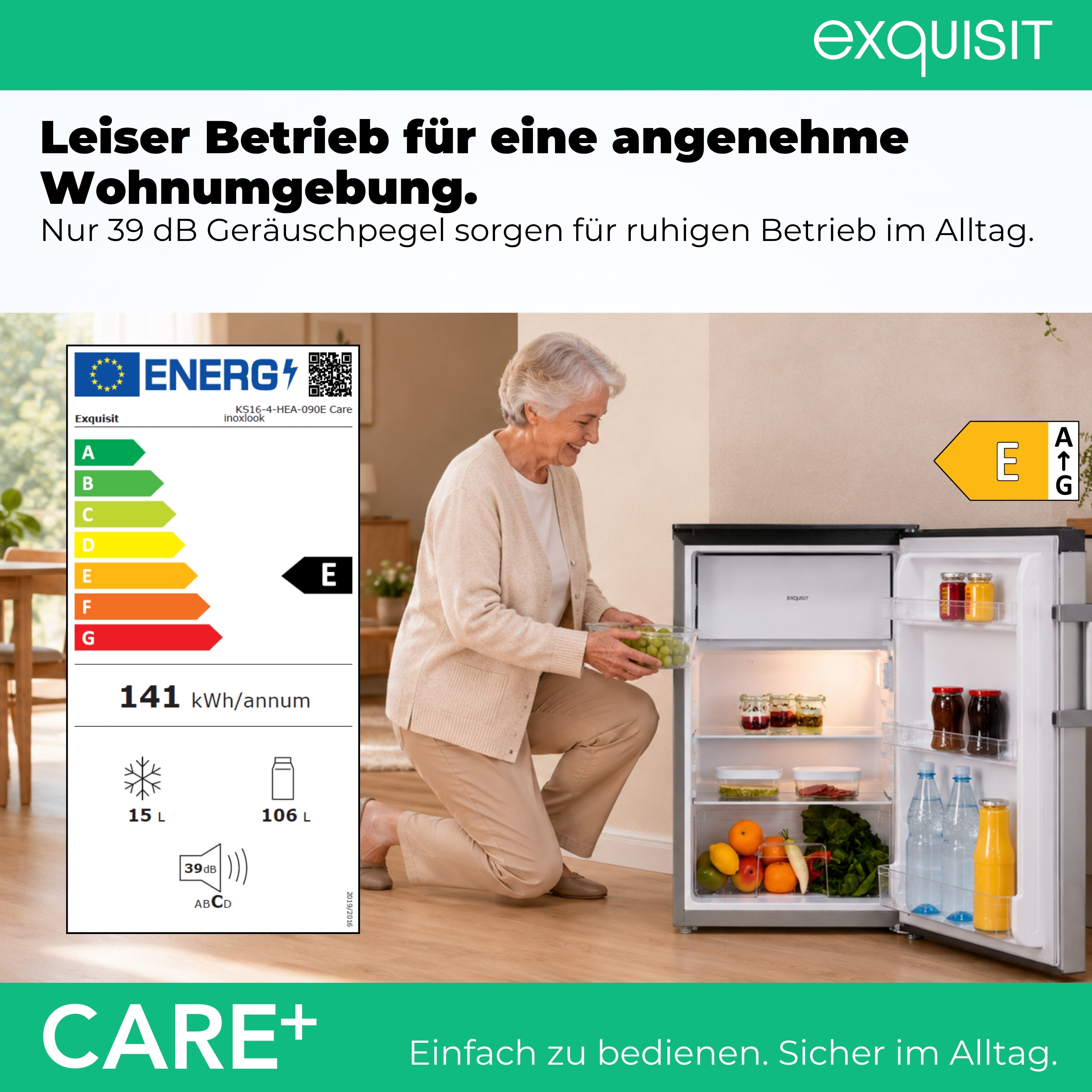 Eine ältere Frau füllt eine Kühlschrank mit Trauben. Energieetikett sichtbar.