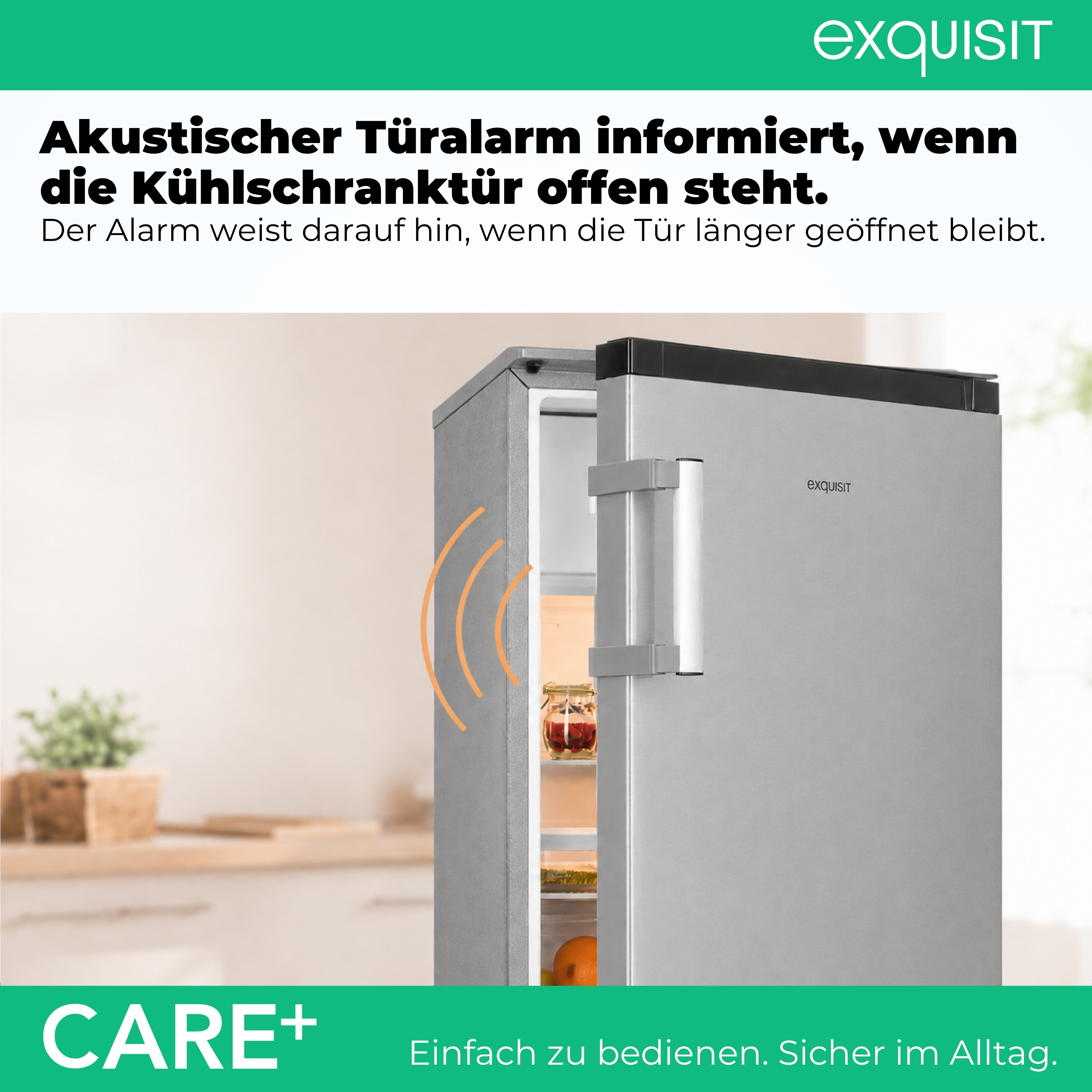 Ein silberner Kühlschrank mit offener Tür, innen sind Lebensmittel.