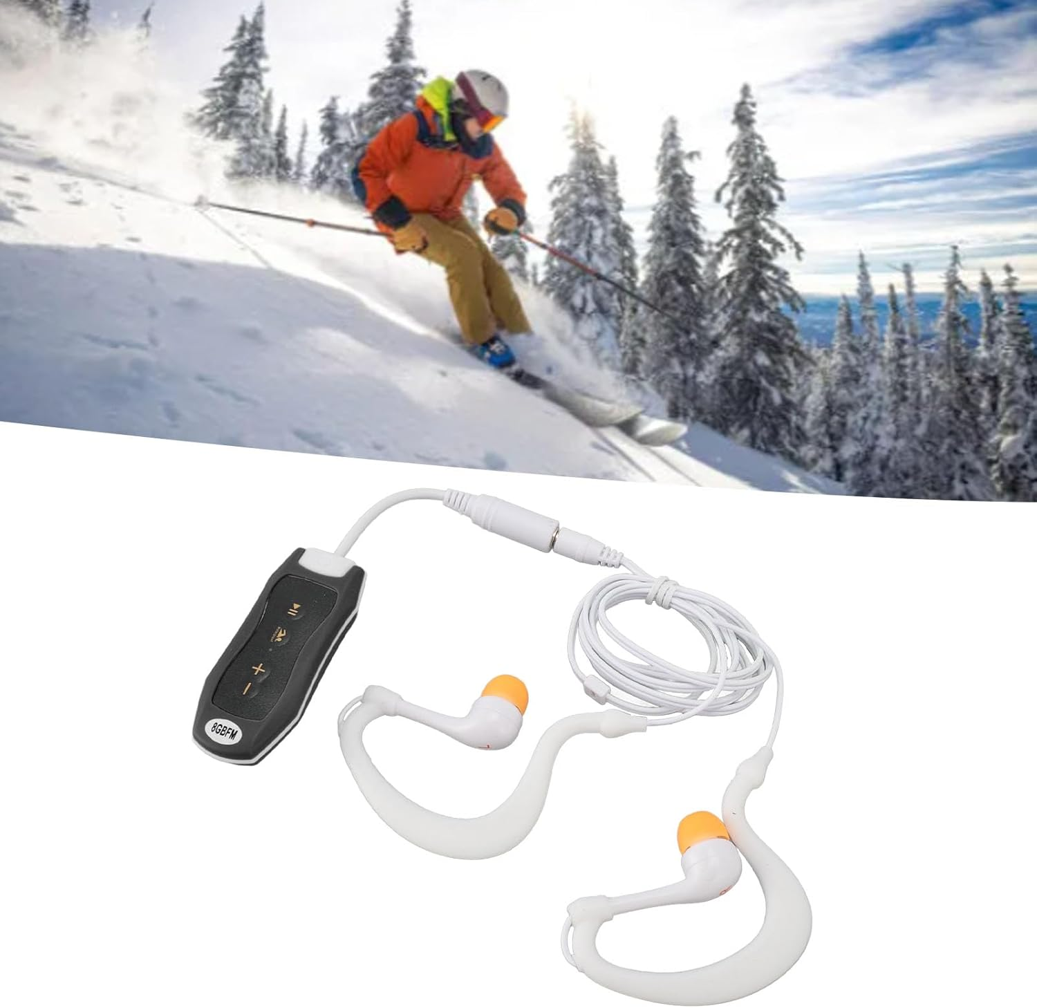 Ein Skifahrer fährt einen verschneiten Hang hinunter, daneben sind Kopfhörer.